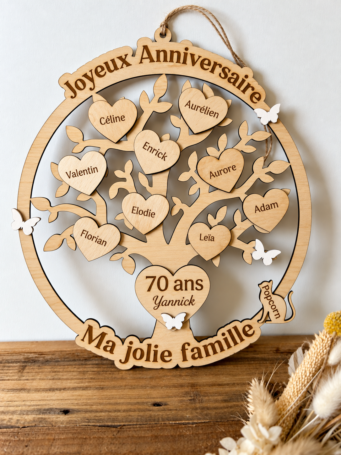 Arbre de vie prénom famille 1 Arbre de vie famille personnalisé à suspendre avec prénoms gravés sur des cœurs en bois