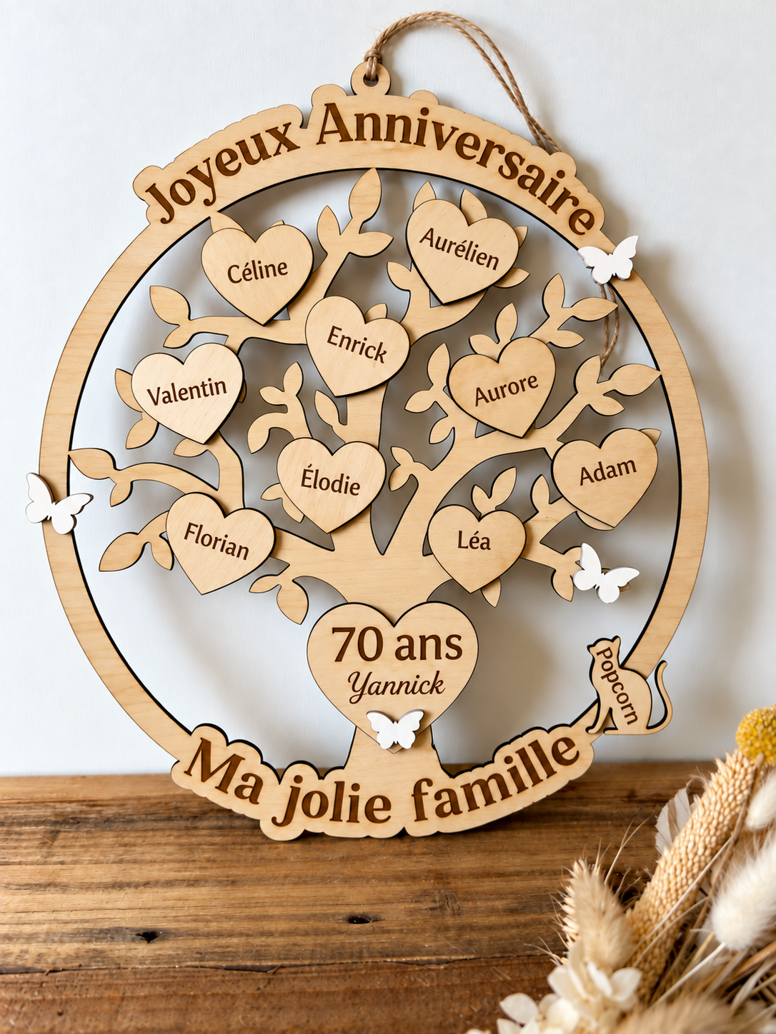 Arbre de vie prénom famille 3 Arbre de vie famille personnalisé à suspendre avec prénoms gravés sur des cœurs en bois