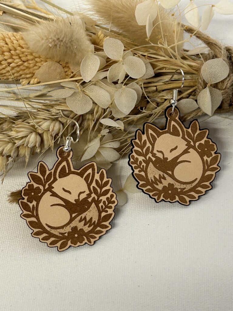 Boucles Doreilles En Cuir Renard Couche Dore1 1 Scaled 768x1024