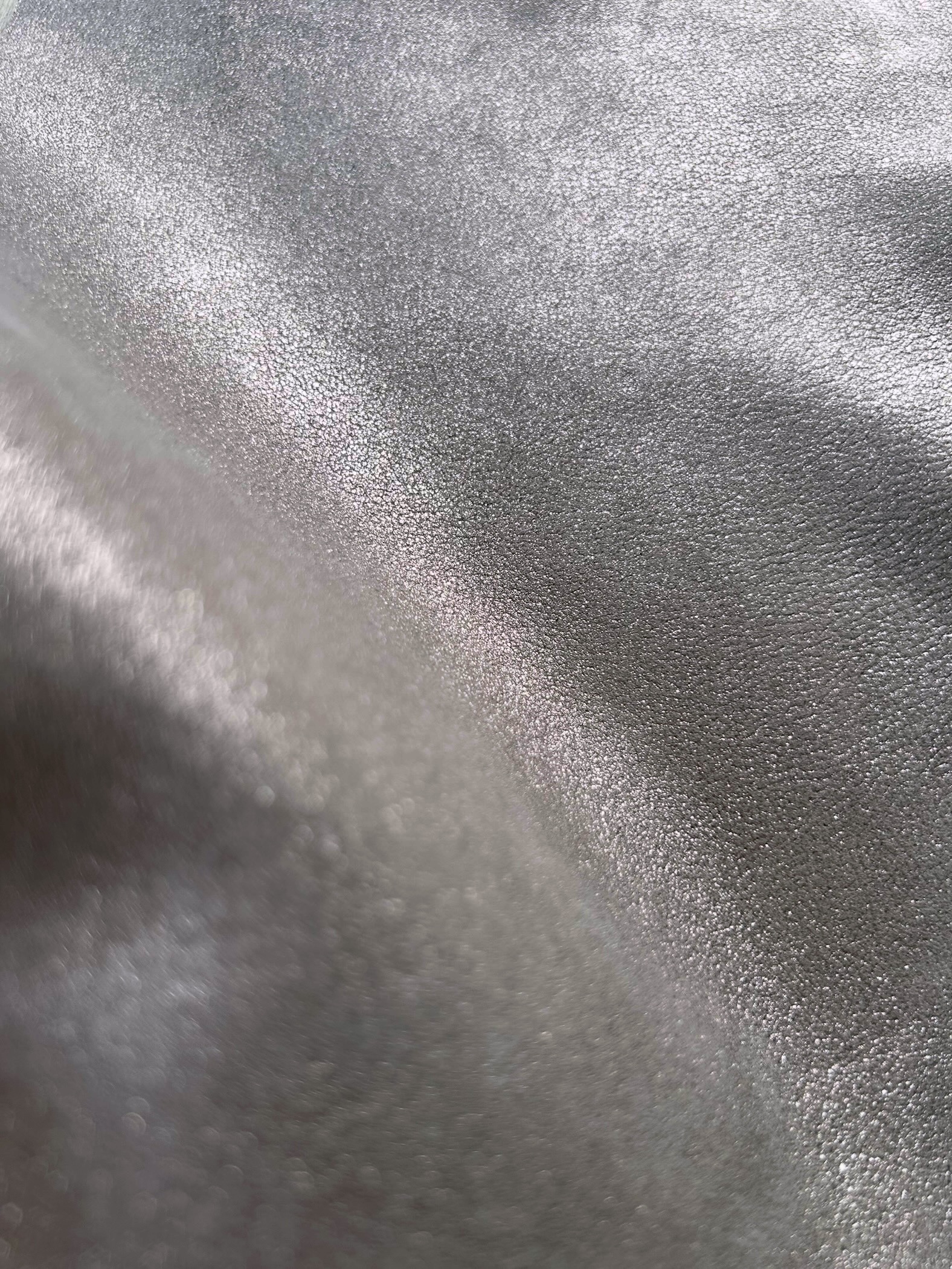 Chute de cuir beige pailleté