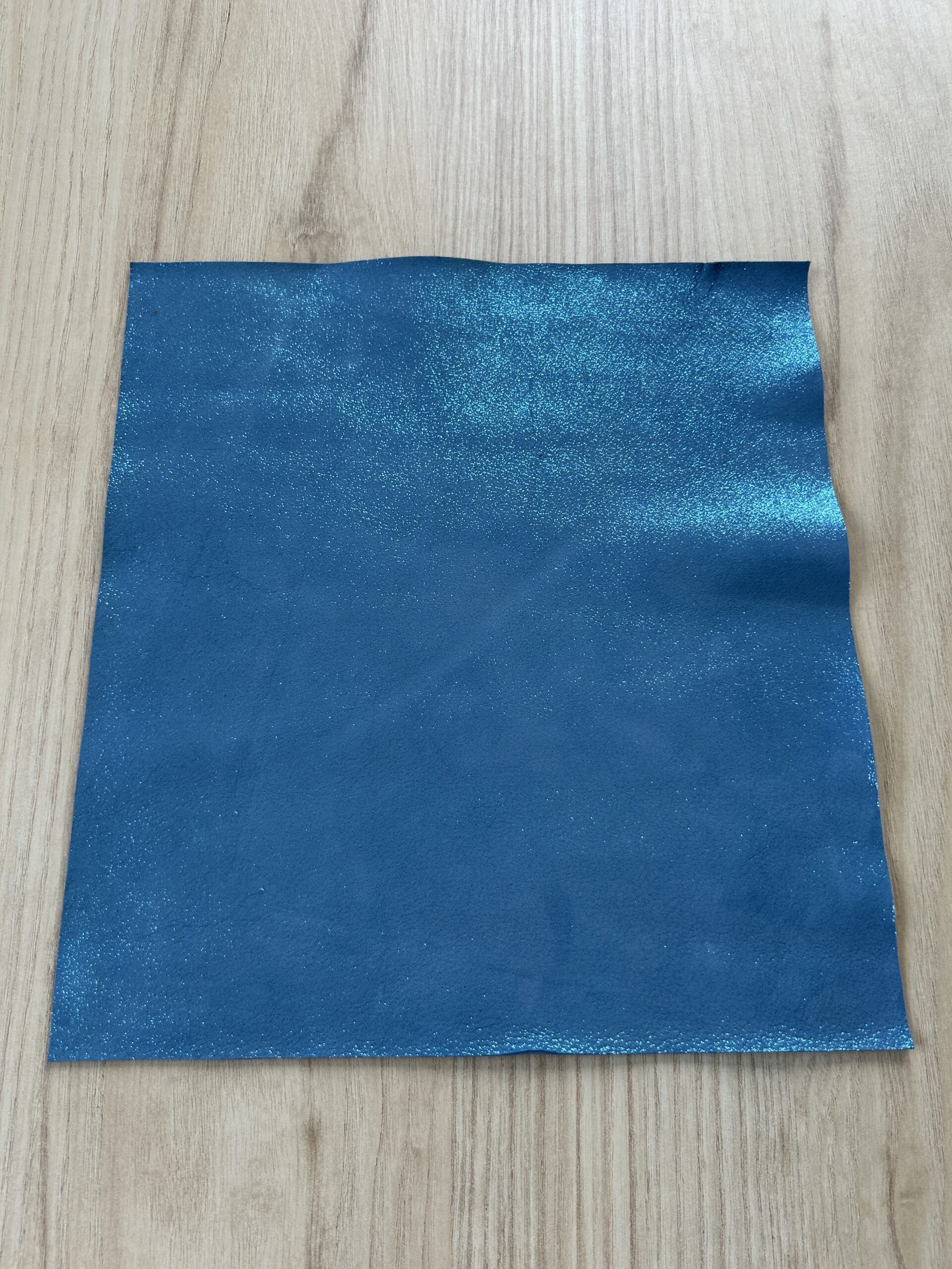 chute de cuir bleue turquoise pailletté pour création de bijoux, maroquinerie, loisirs créatifsp1
