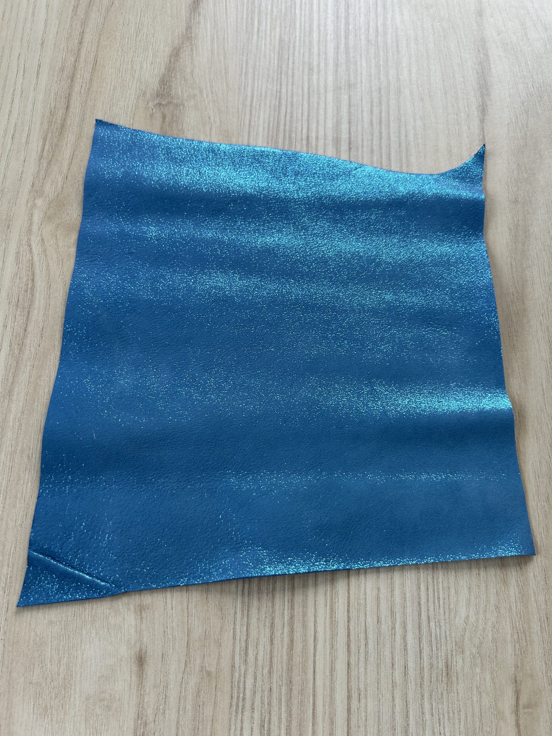 chute de cuir bleue turquoise pailletté pour création de bijoux, maroquinerie, loisirs créatifsp3