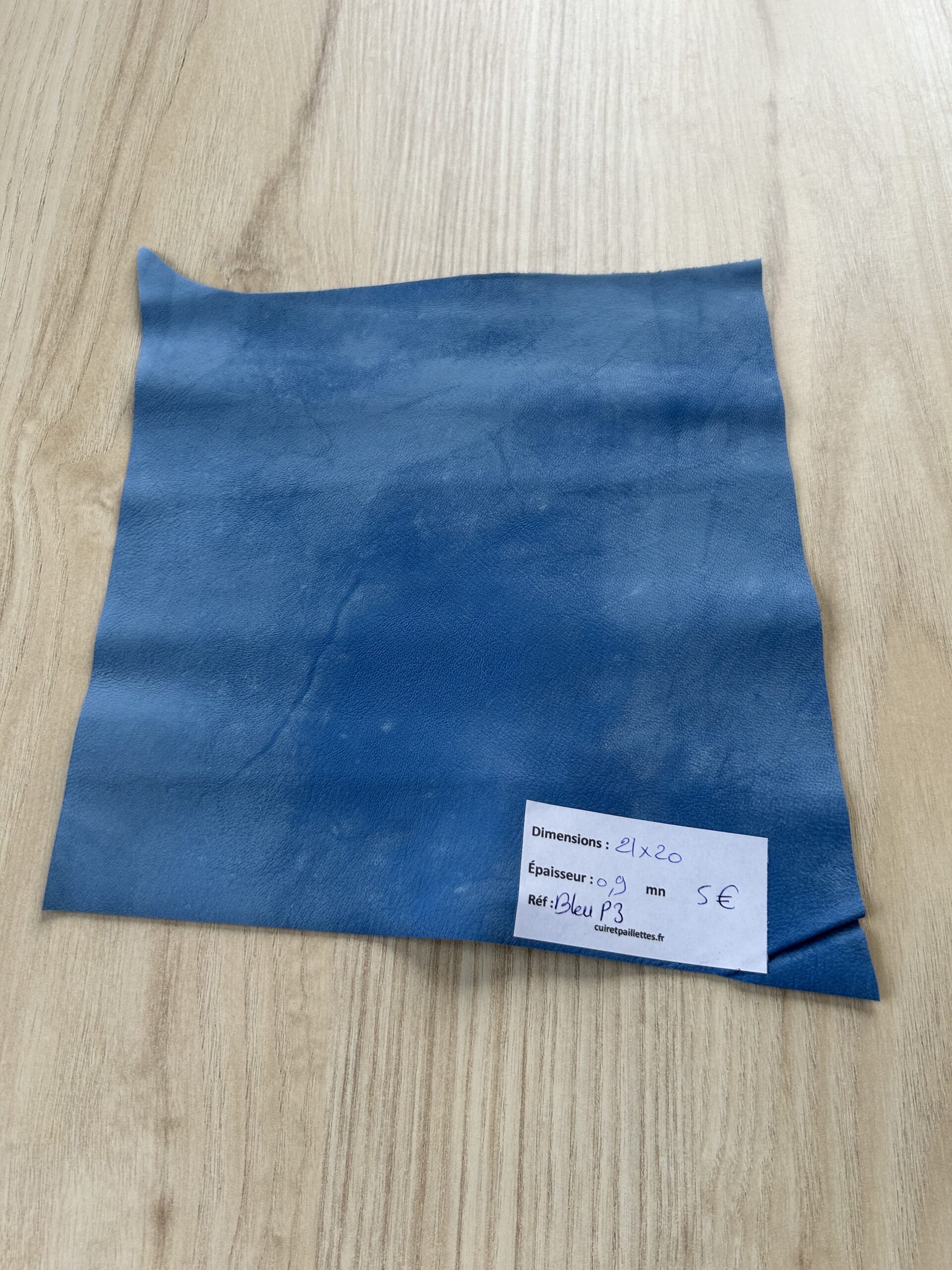 chute de cuir bleu turquoise finition pailleté