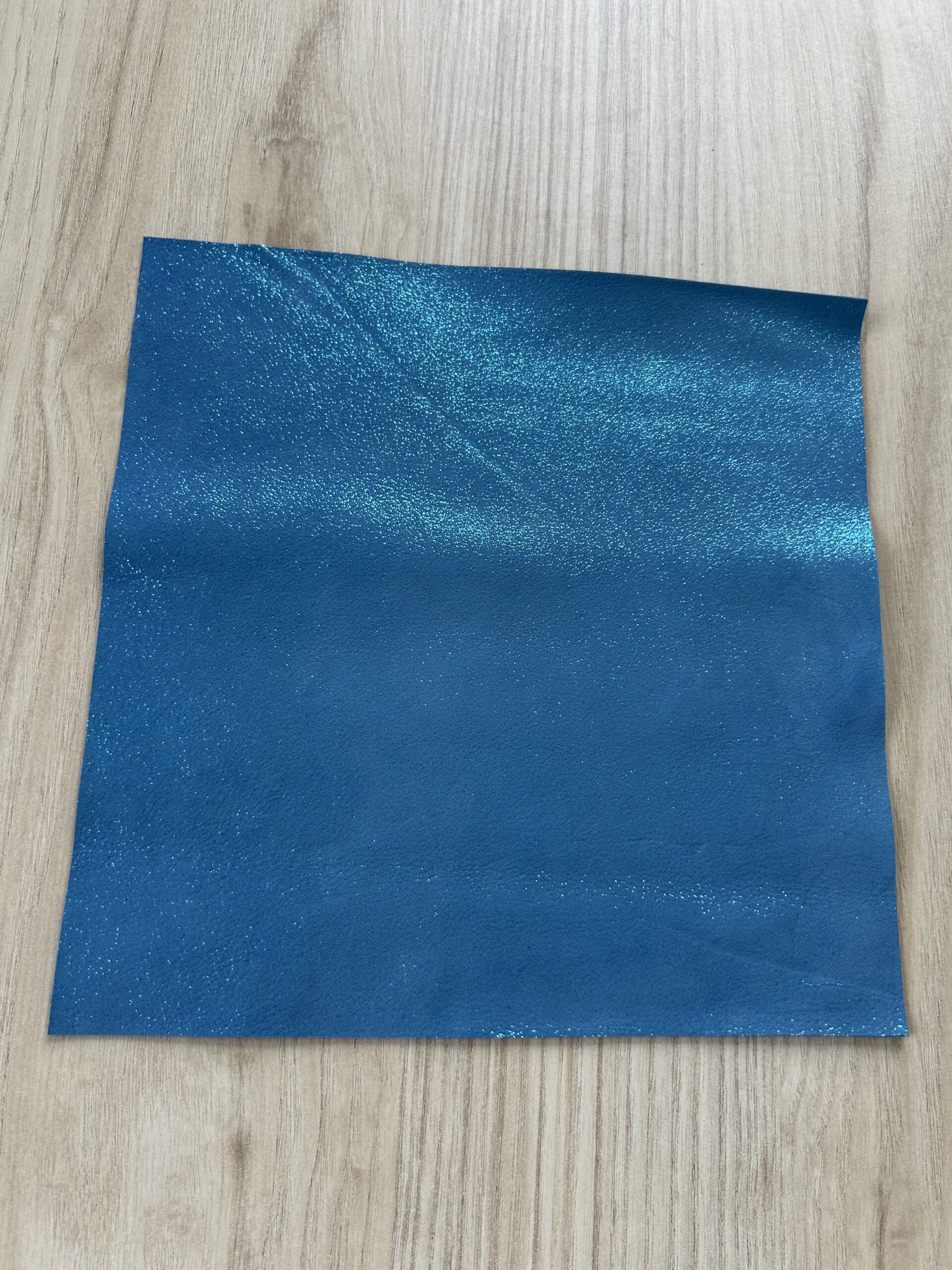 chute de cuir bleue turquoise pailletté pour création de bijoux, maroquinerie, loisirs créatifsp4