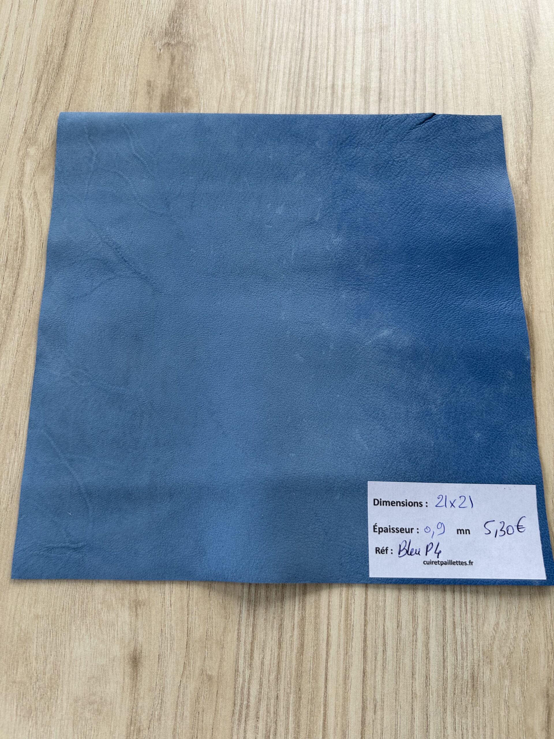 chute de cuir bleu turquoise finition pailleté