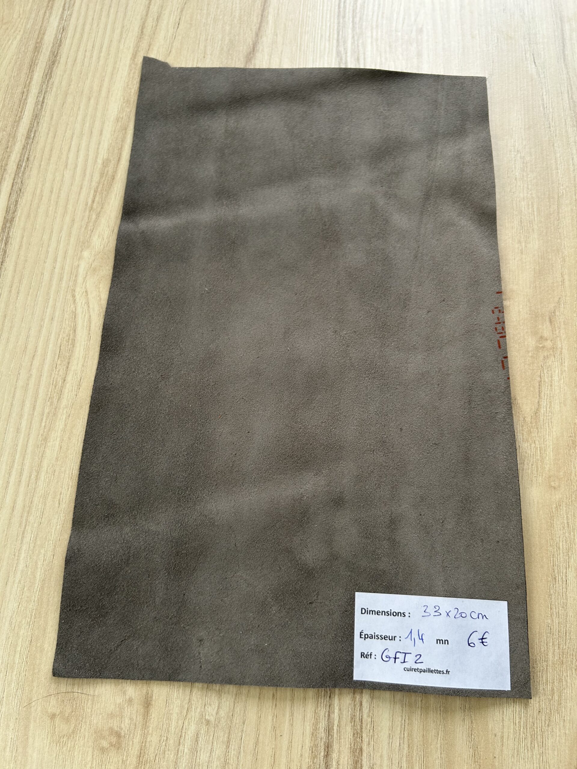 chute de cuir gris holographique irisé fleurs