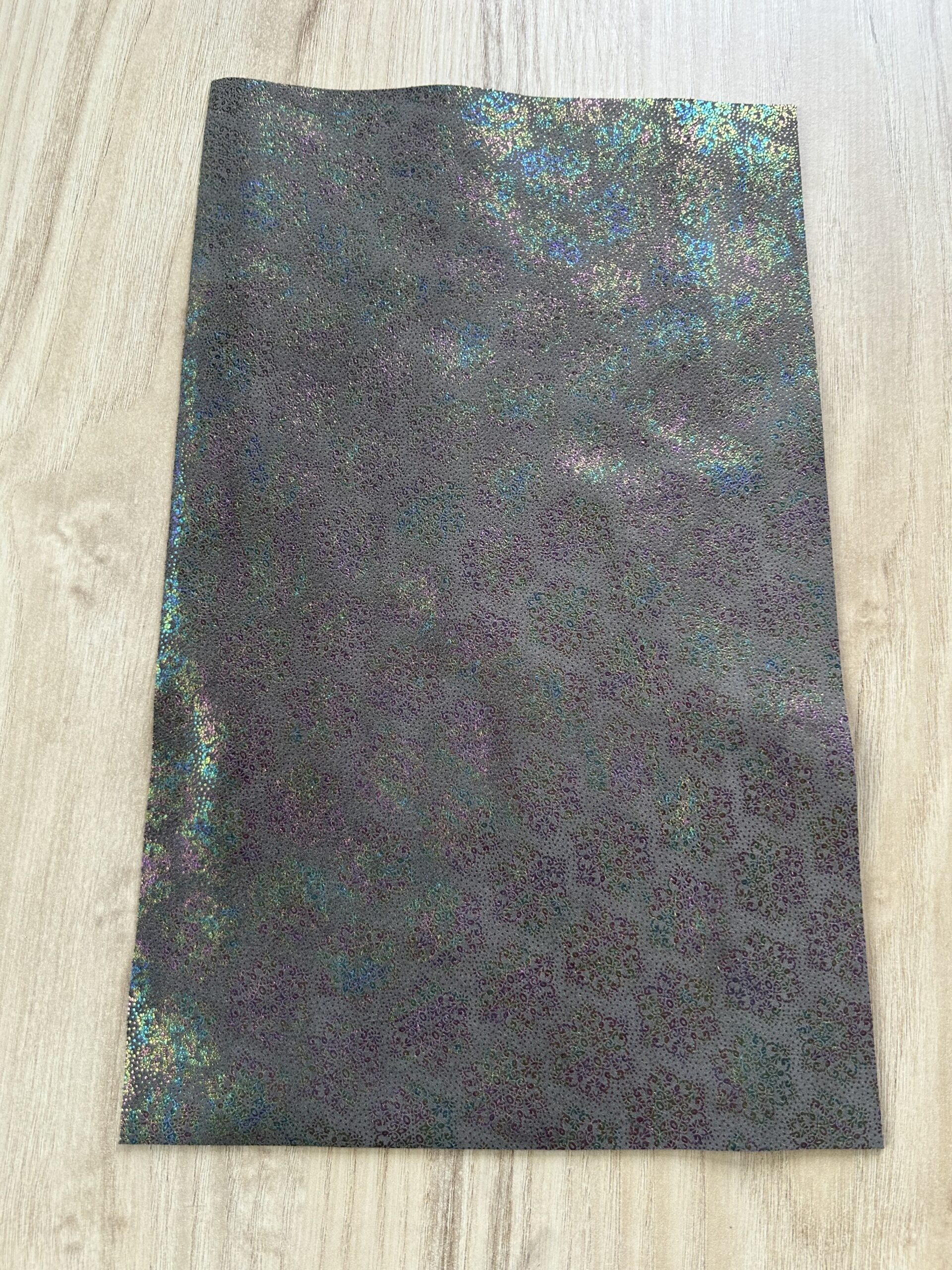 chute de cuir gris irisé motifs fleurs pour création de bijoux, maroquinerie, loisirs créatifs1