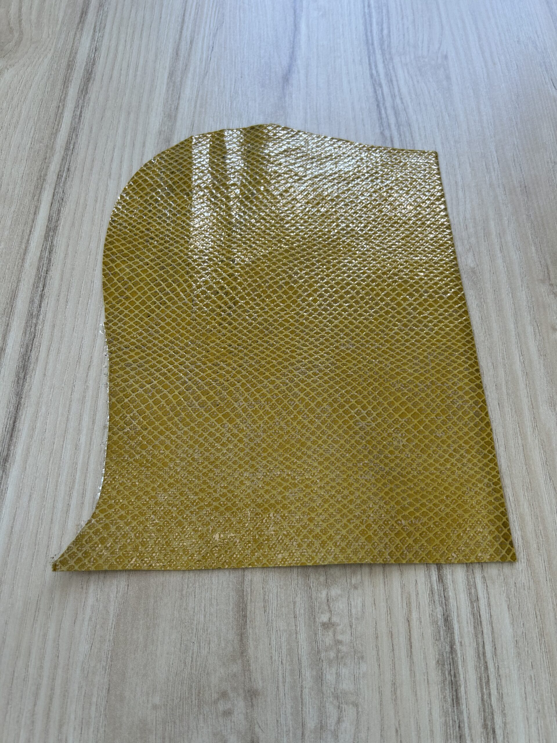 chute de cuir jaune doré imitation serpent (s5)