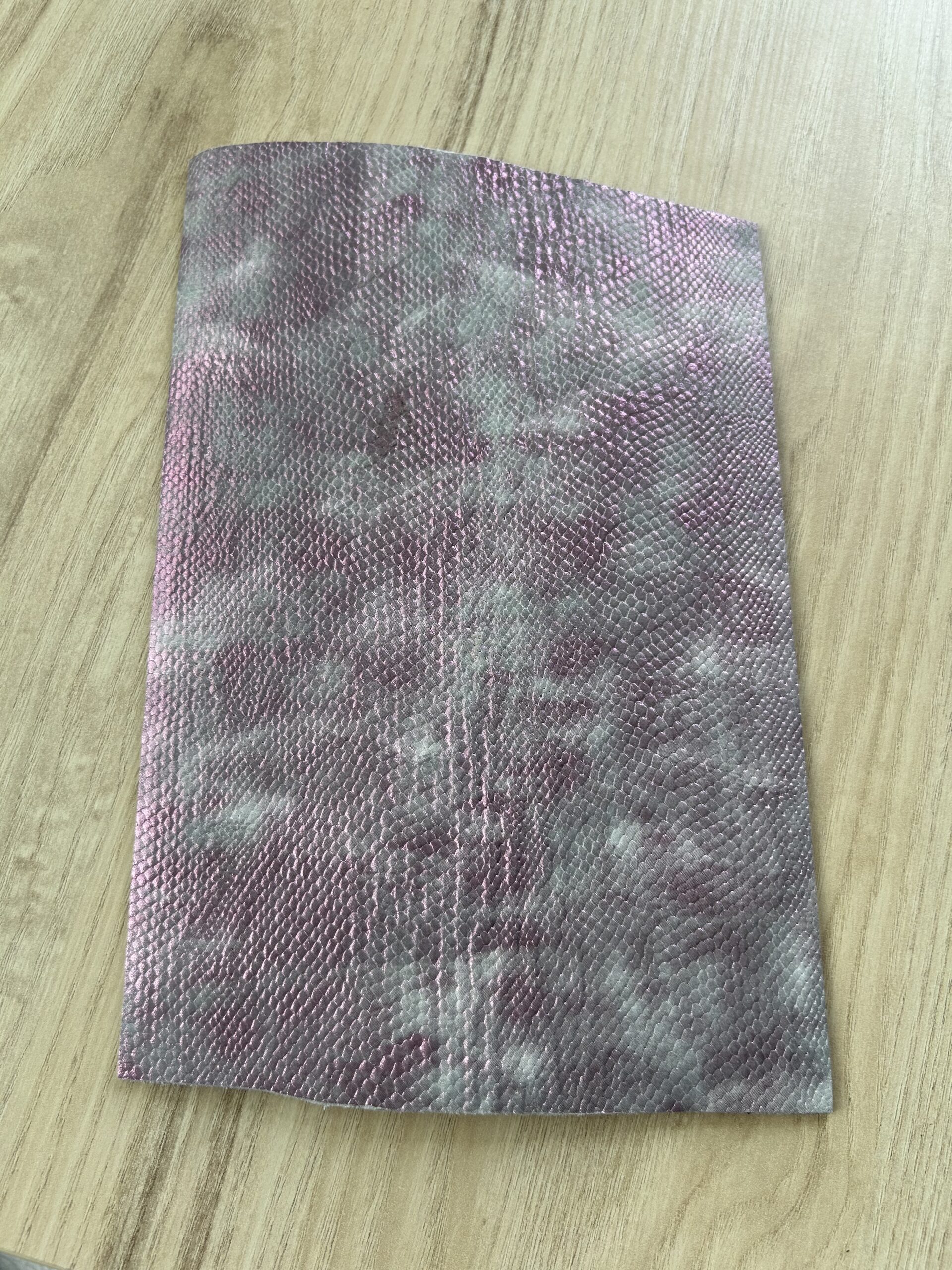 chute de cuir rose irisé imitatio serpent double cuir