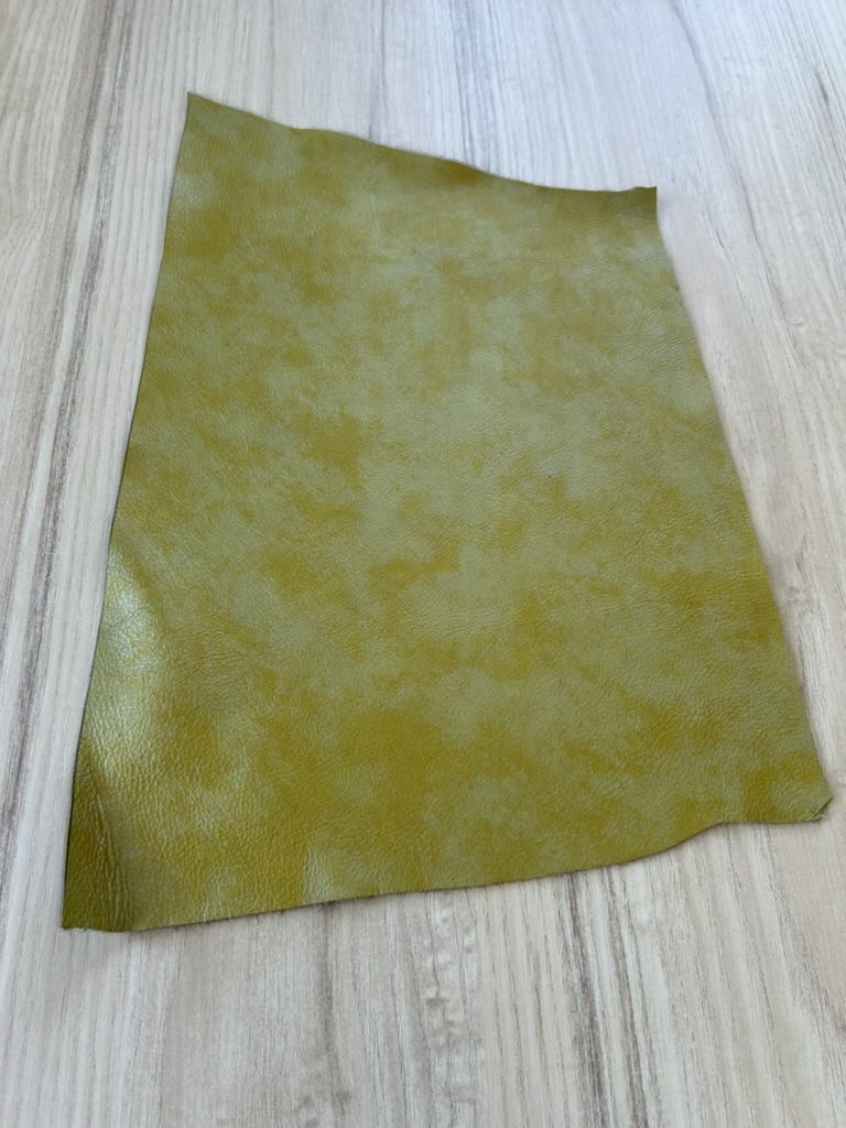 chute de cuir vert olive finition métallisé