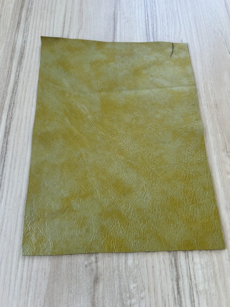 chute de cuir vert olive finition métallisé