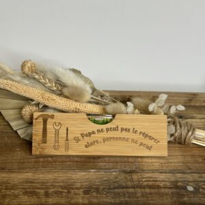 Décapsuleur niveau en bois gravé – Cadeau papa original et utile