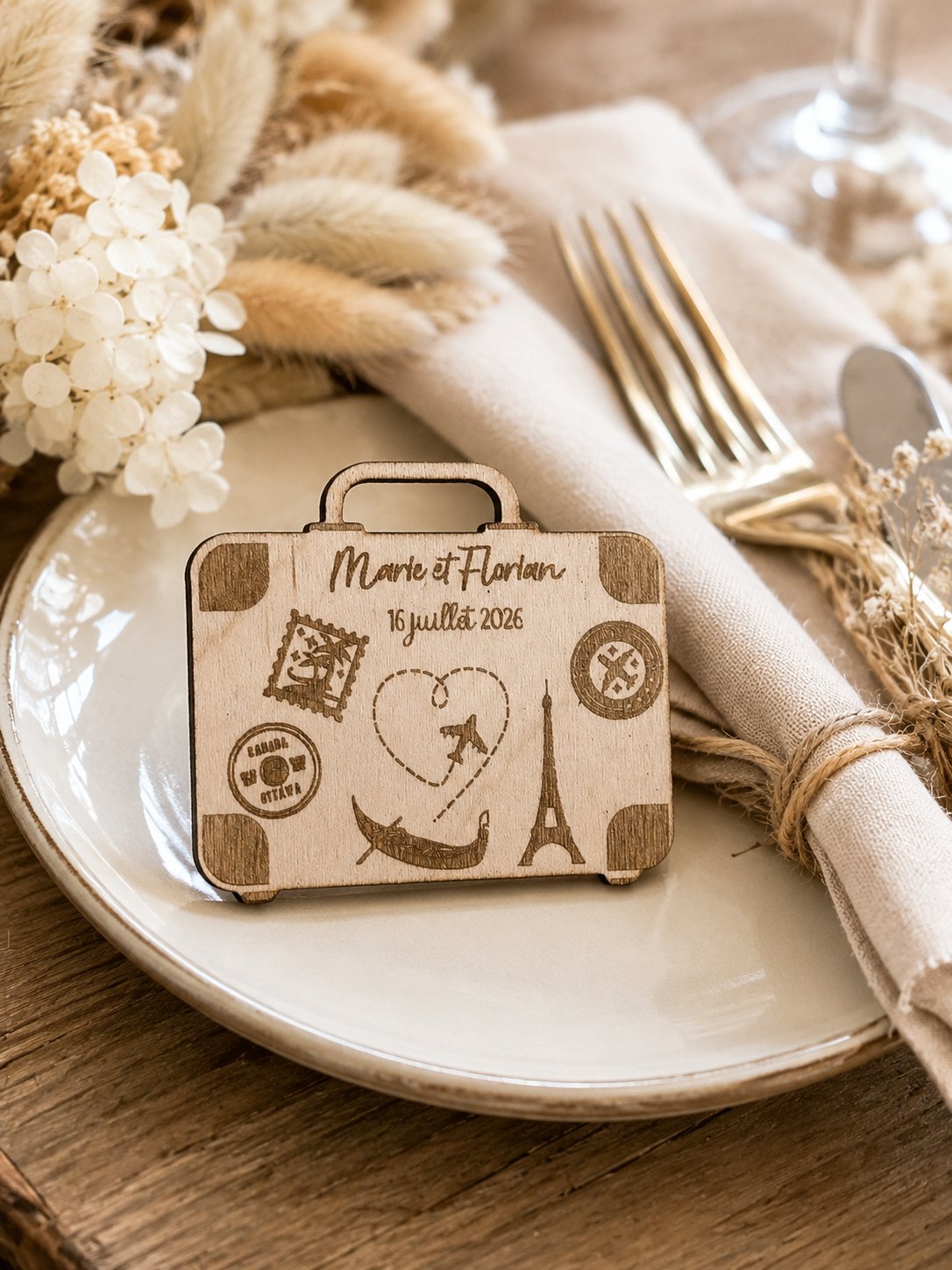Magnet mariage personnalisé en bois forme valise gravé sur le thème des voyages des mariés