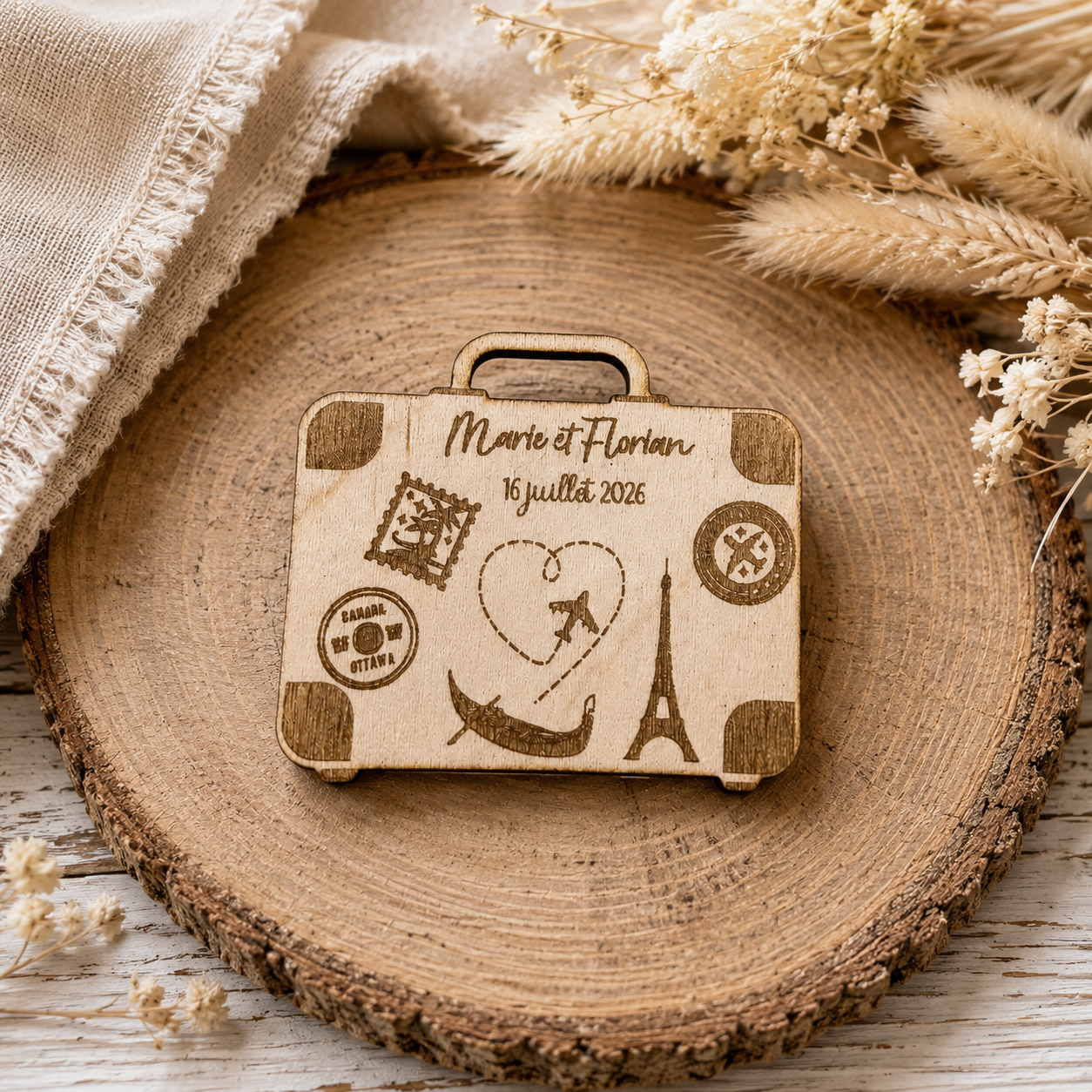 Magnet mariage personnalisé en bois forme valise gravé sur le thème des voyages des mariés