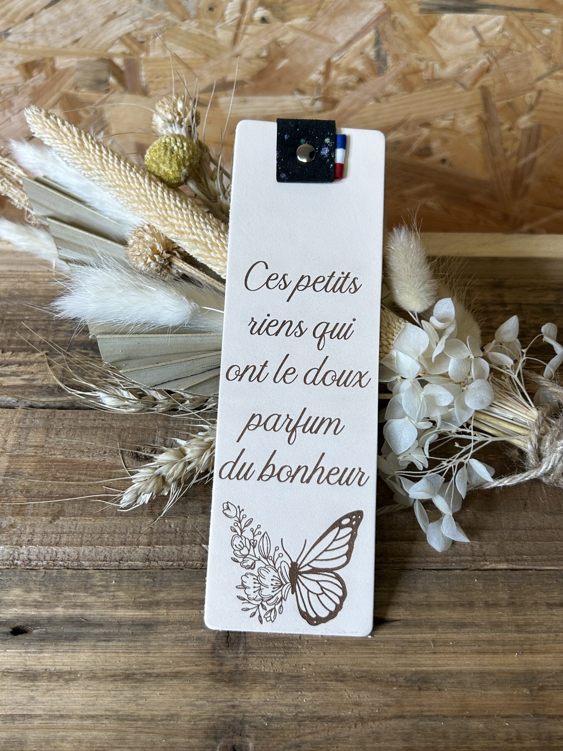 Marque-page en cuir artisanal pour lecteurs passionnés