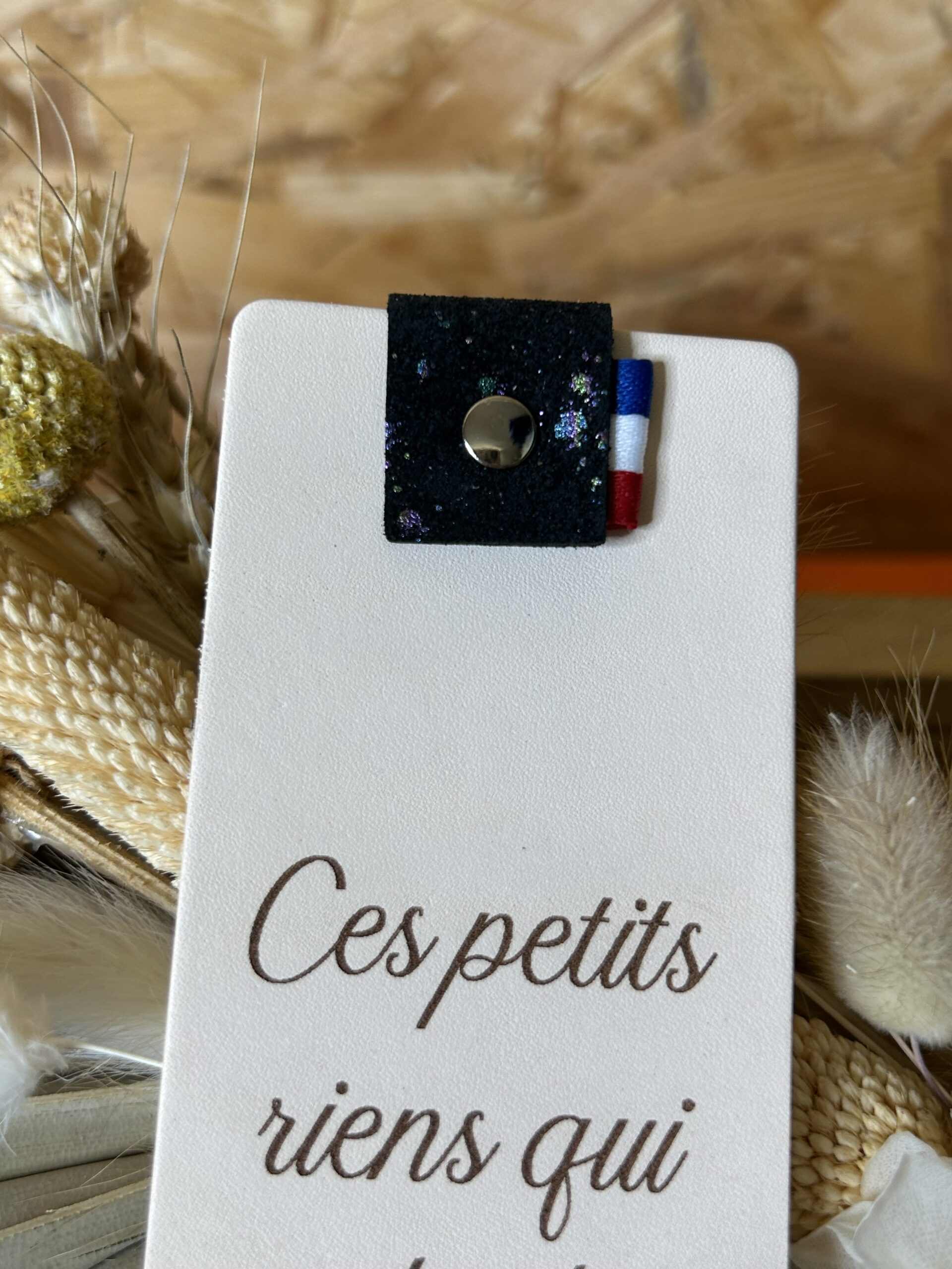 Marque-page en cuir artisanal pour lecteurs passionnés – Image 3