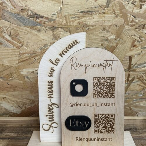 Panneau réseaux sociaux en bois personnalisé avec QR code