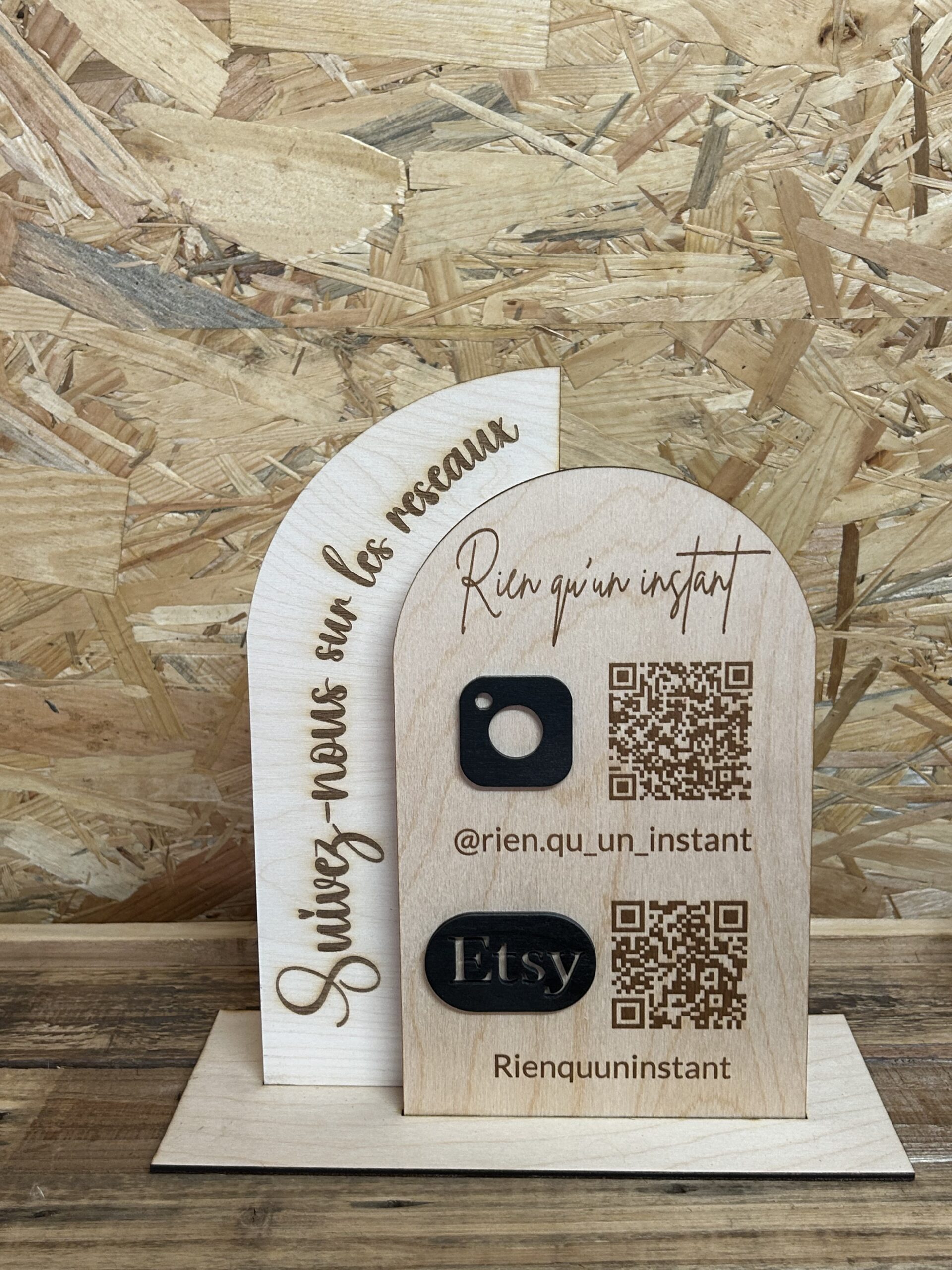 Panneau réseaux sociaux en bois personnalisé avec QR code