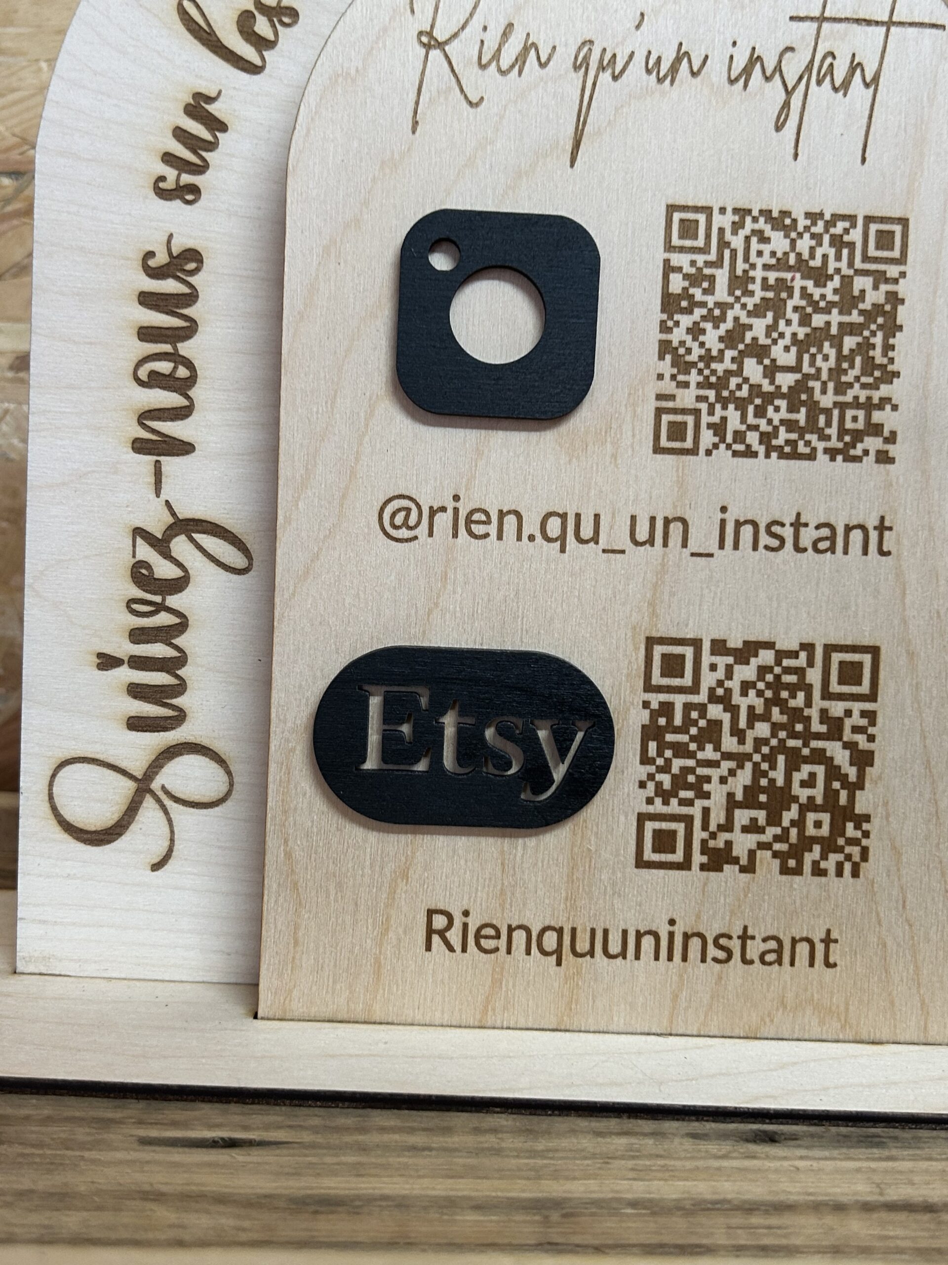 Panneau réseaux sociaux en bois personnalisé avec QR code – Image 3