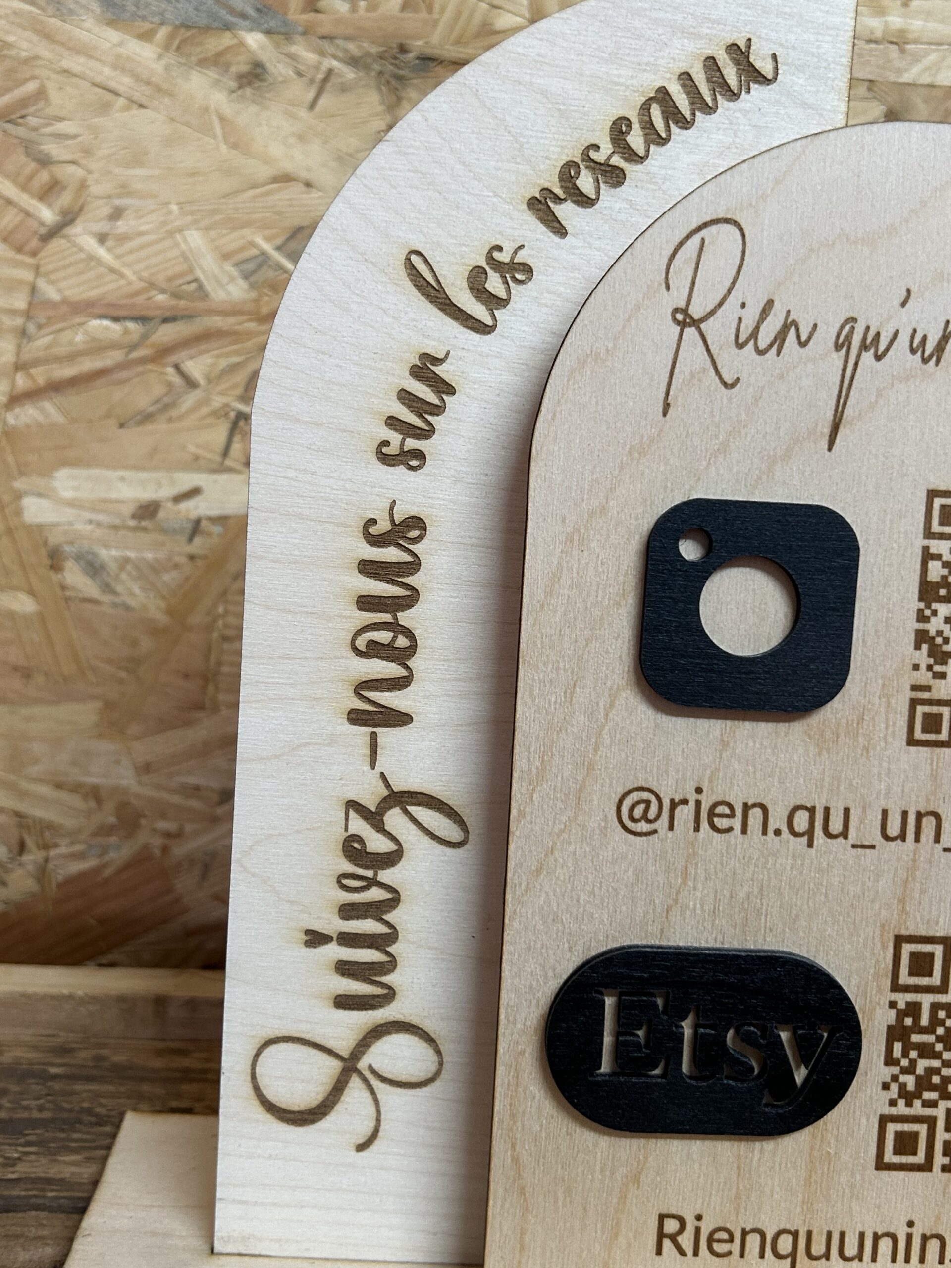 Panneau réseaux sociaux en bois personnalisé avec QR code – Image 4