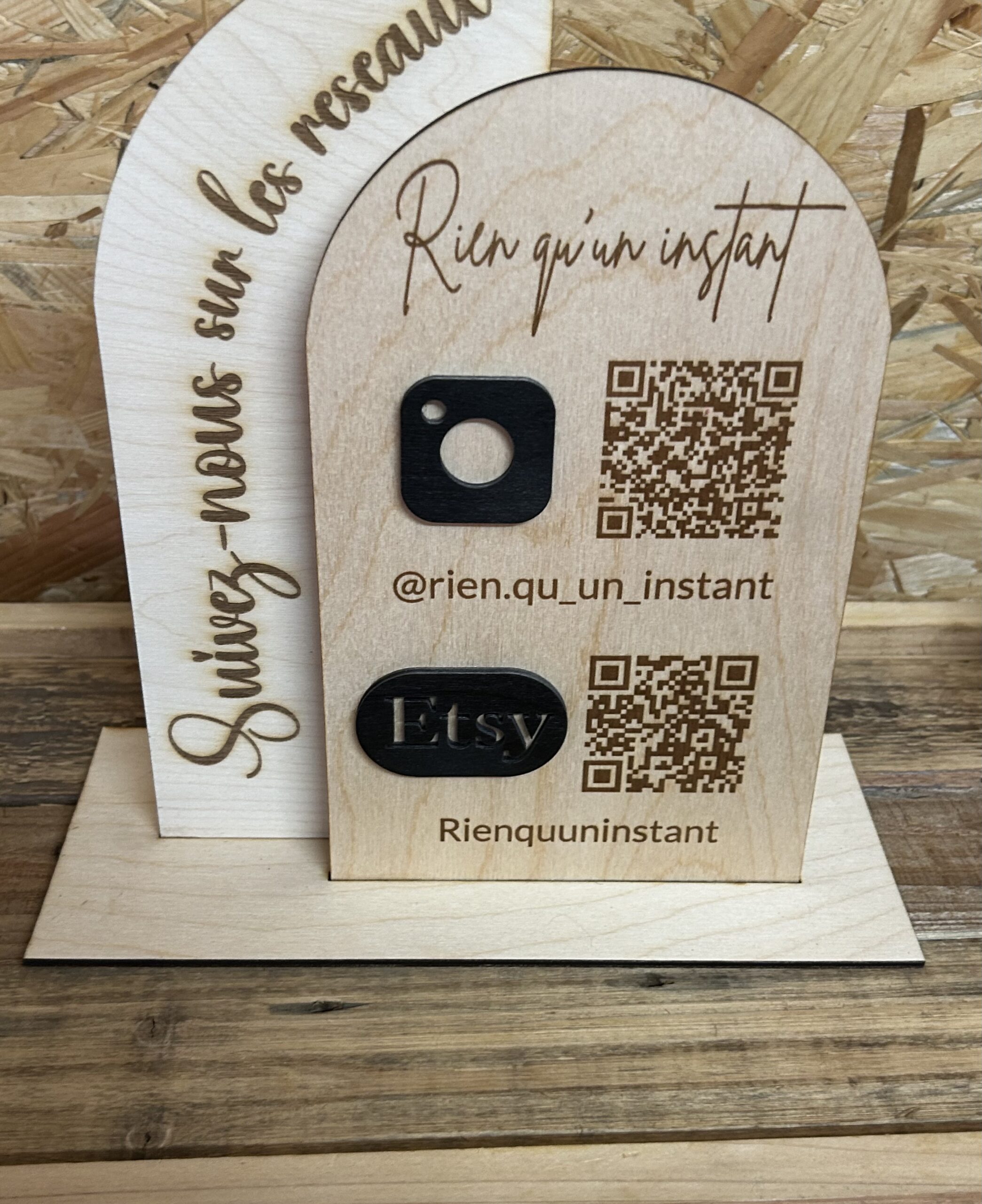 Panneau réseaux sociaux en bois personnalisé avec QR code – Image 5