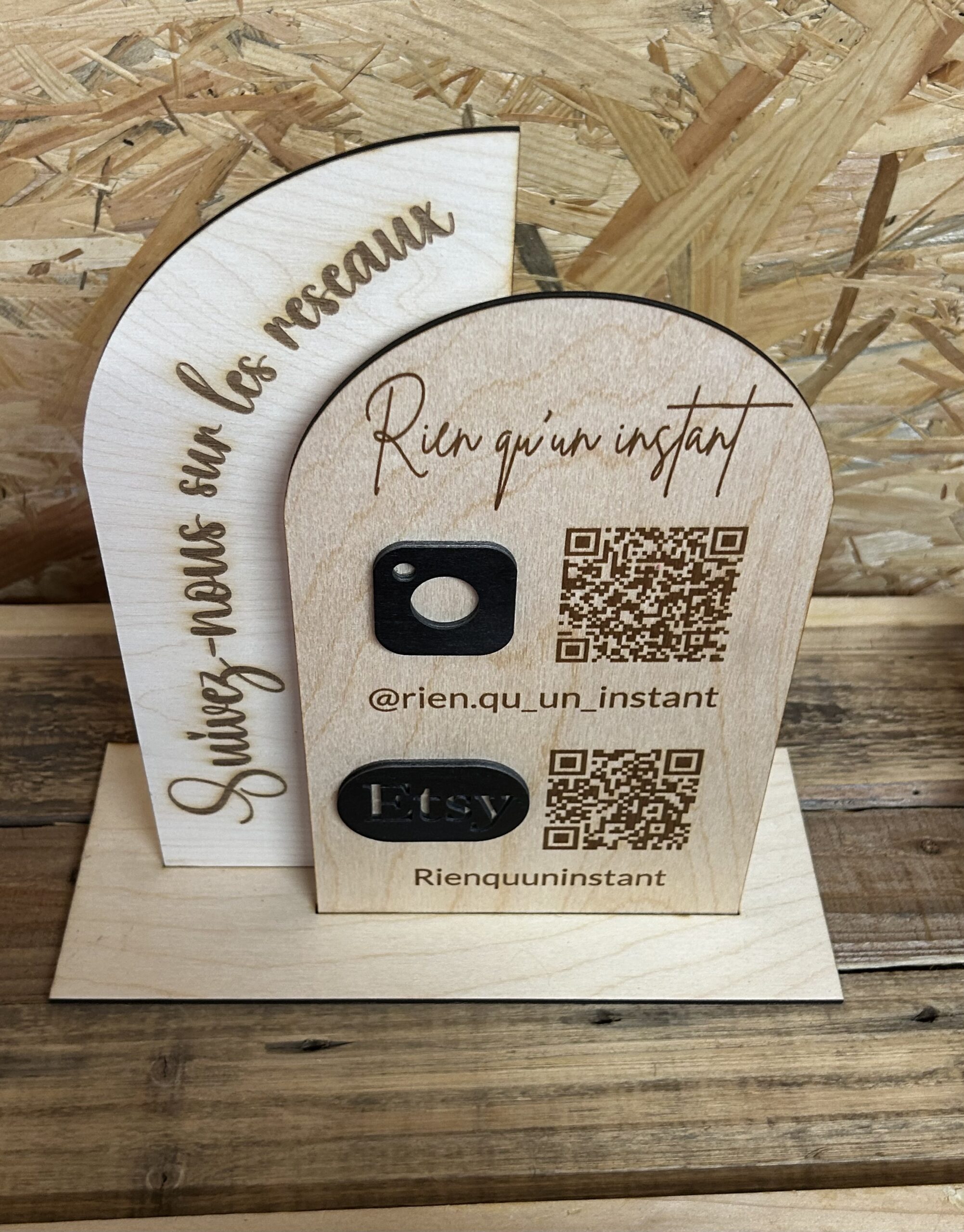 Panneau réseaux sociaux en bois personnalisé avec QR code – Image 6