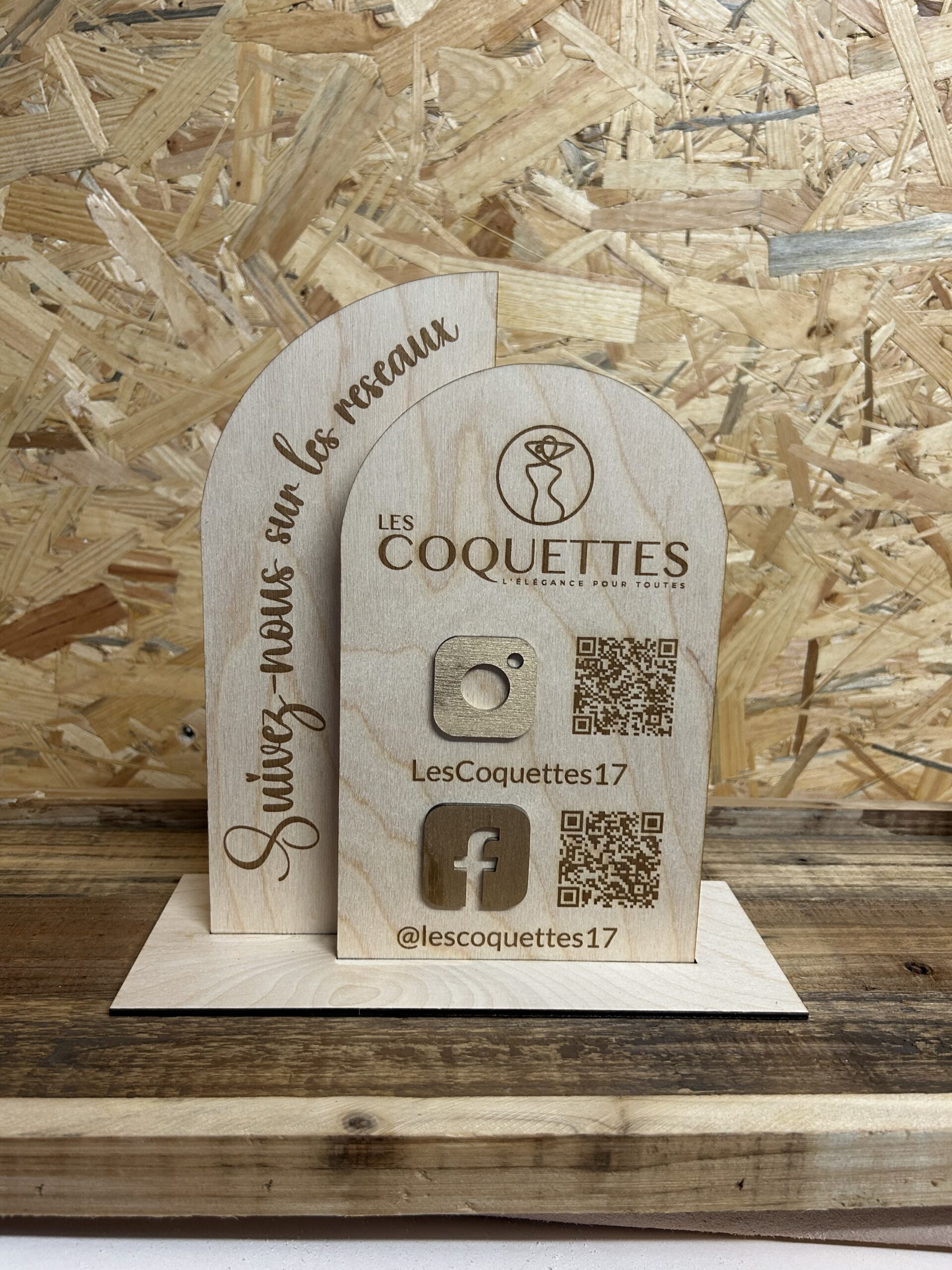 Panneau réseaux sociaux en bois personnalisé avec QR code – Image 2