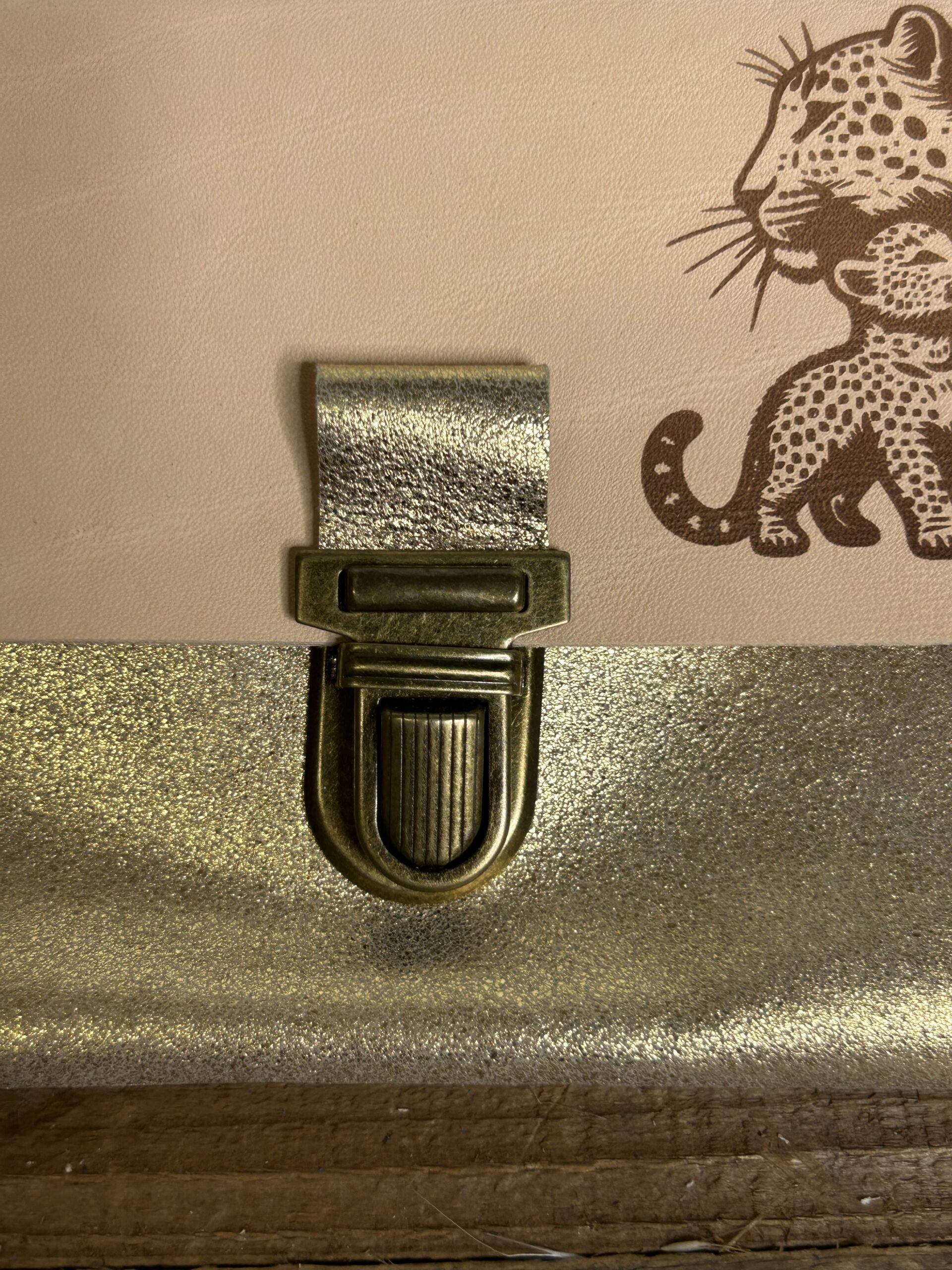 Pochette à papiers en cuir gravé léopard bébé – Image 3