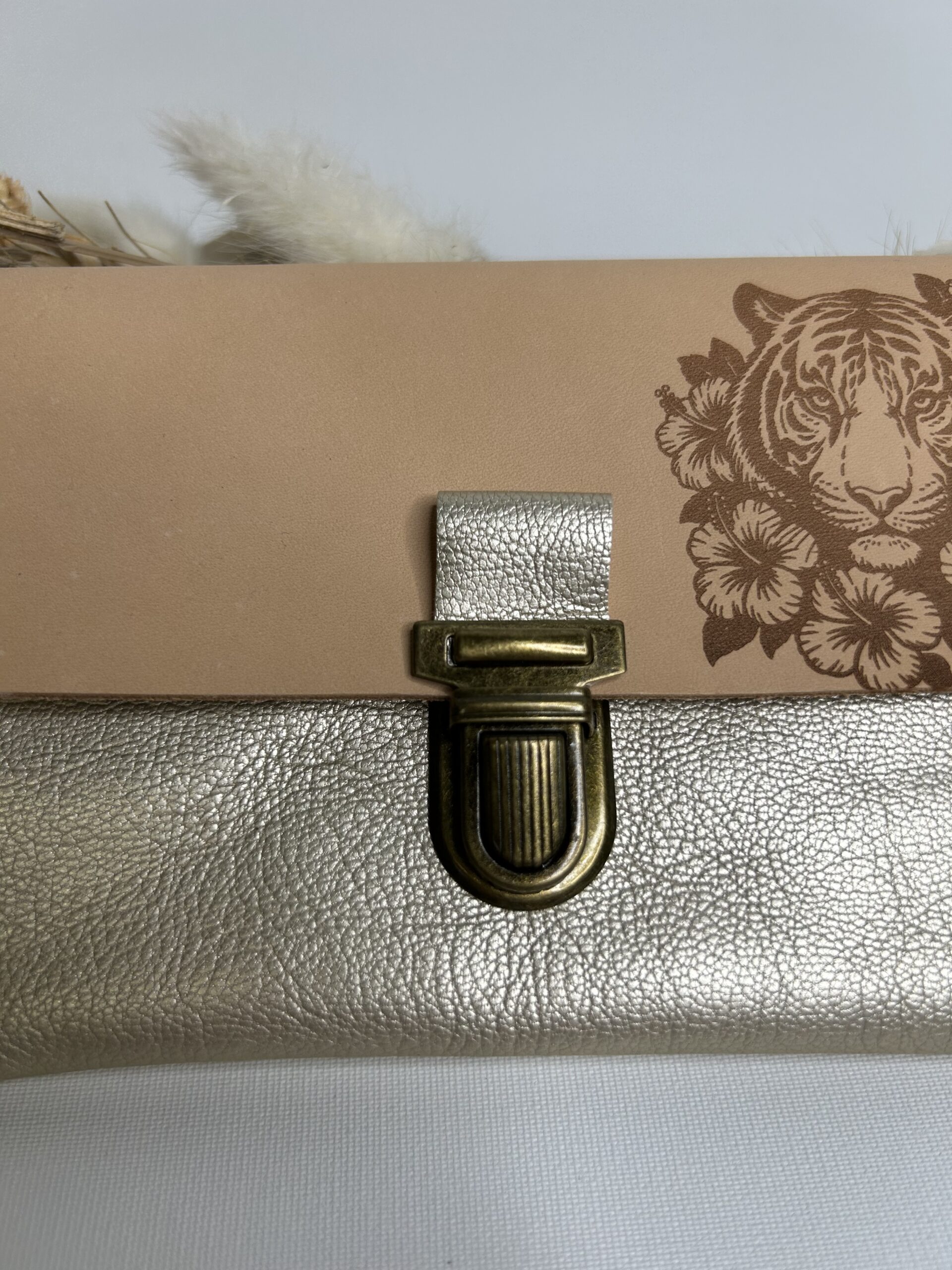 Pochette à papiers en cuir gravure tigre fleurs – Image 3