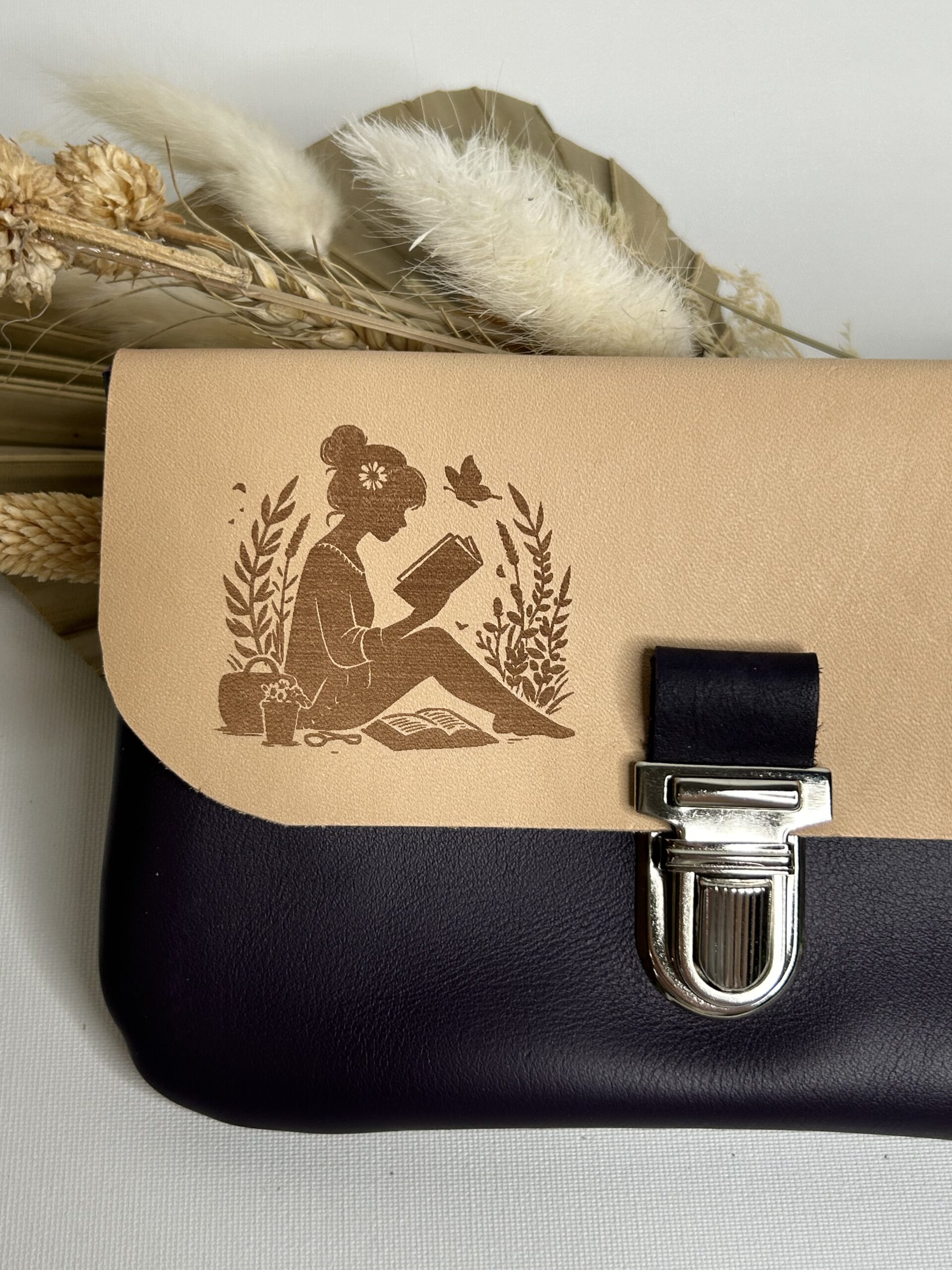 Pochette à papiers en cuir gravure lecture – Image 4