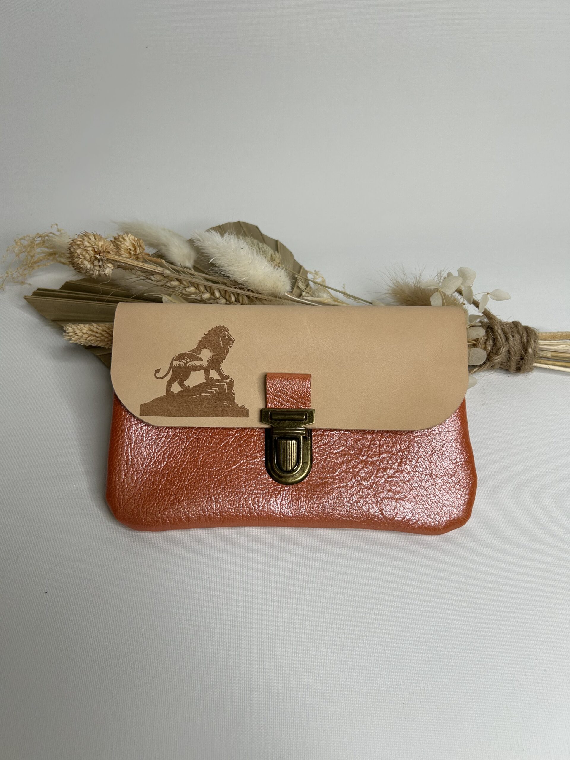 Pochette à papiers en cuir gravure Lion et savane