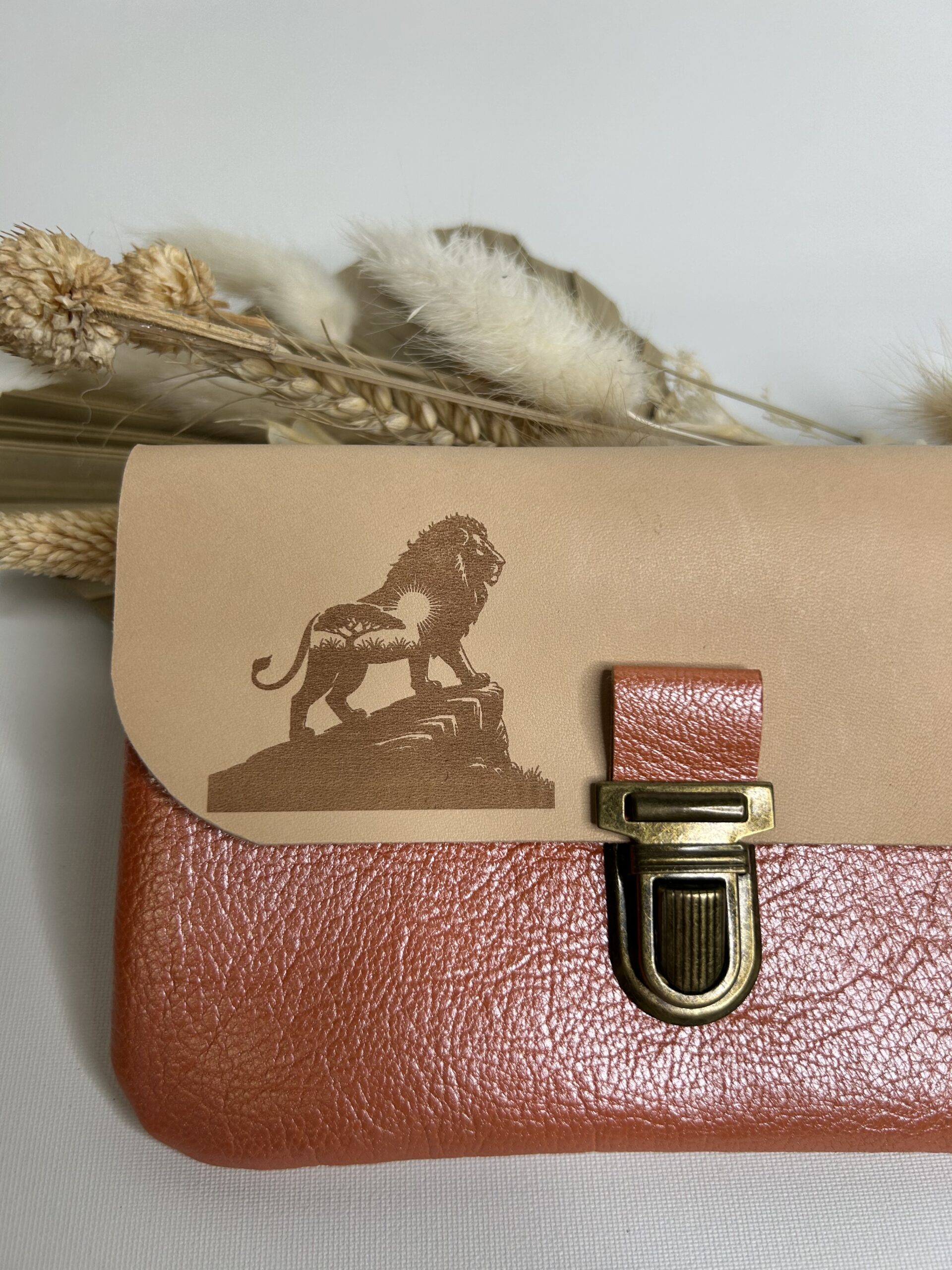 Pochette à papiers en cuir gravure Lion et savane – Image 2