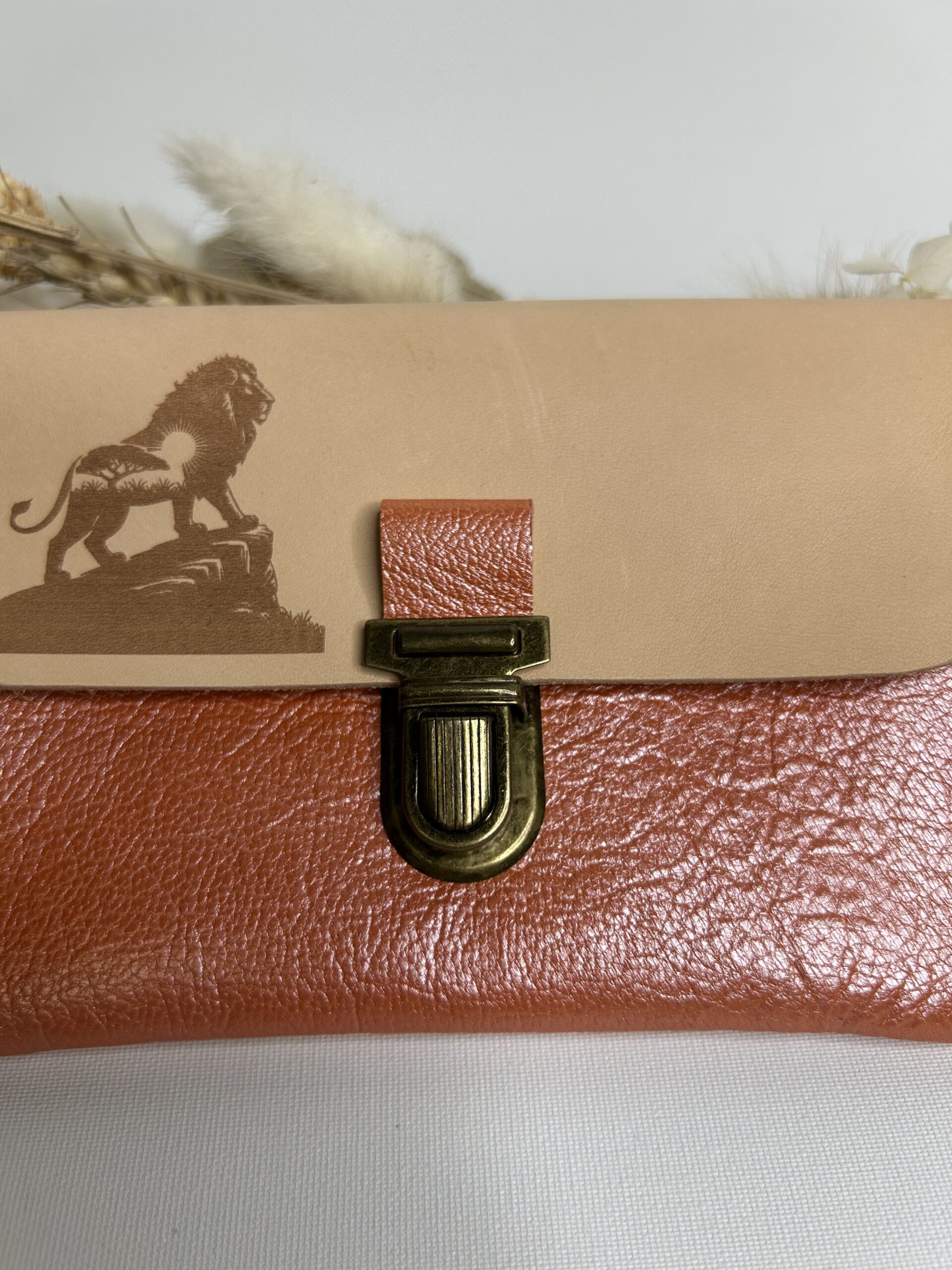 Pochette à papiers en cuir gravure Lion et savane – Image 3