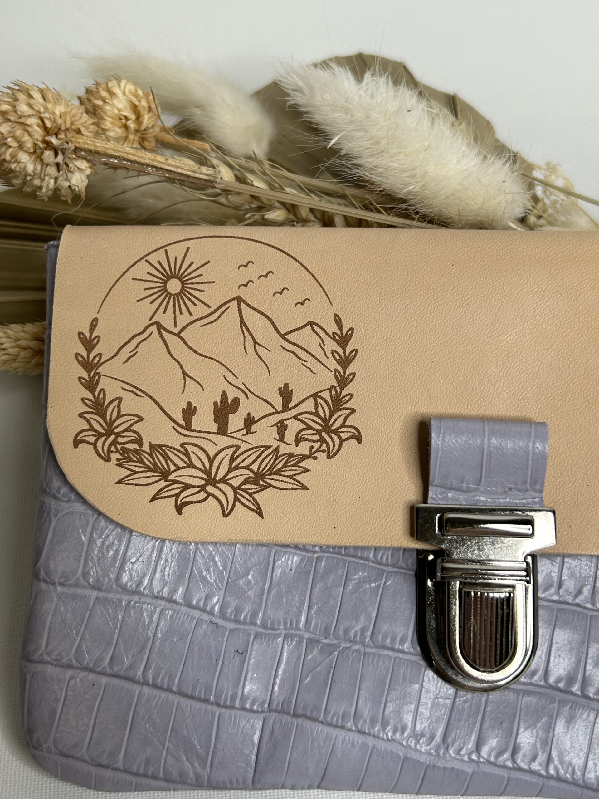 Pochette à papiers en cuir gravure montagne fleurie – Image 2