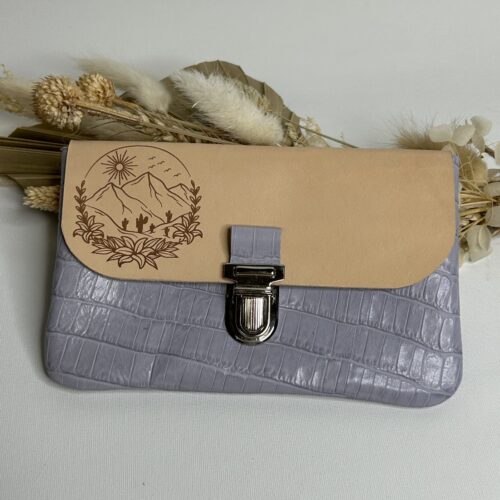 Pochette à papiers en cuir gravure montagne fleurie