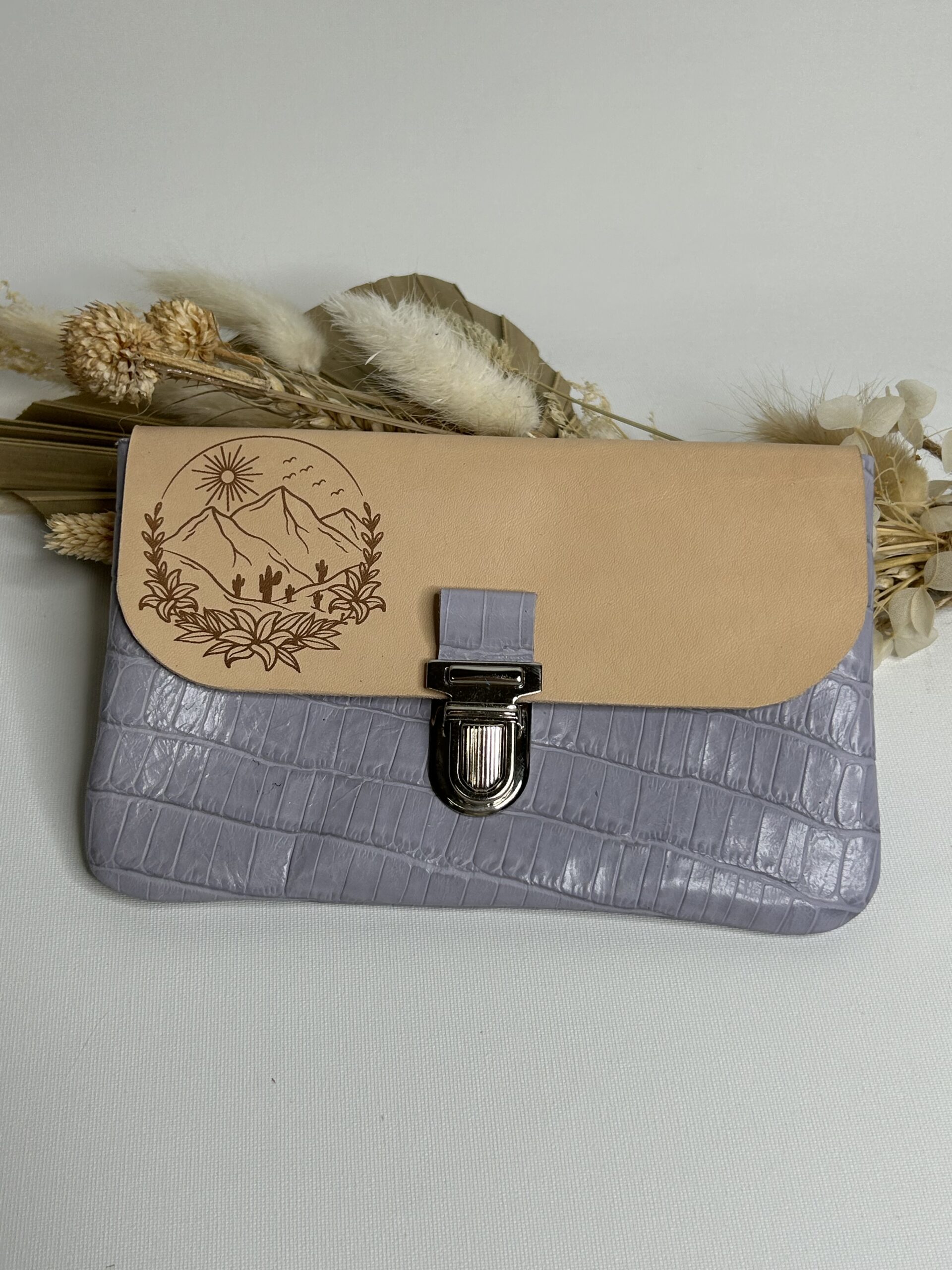 Pochette à papiers en cuir gravure montagne fleurie