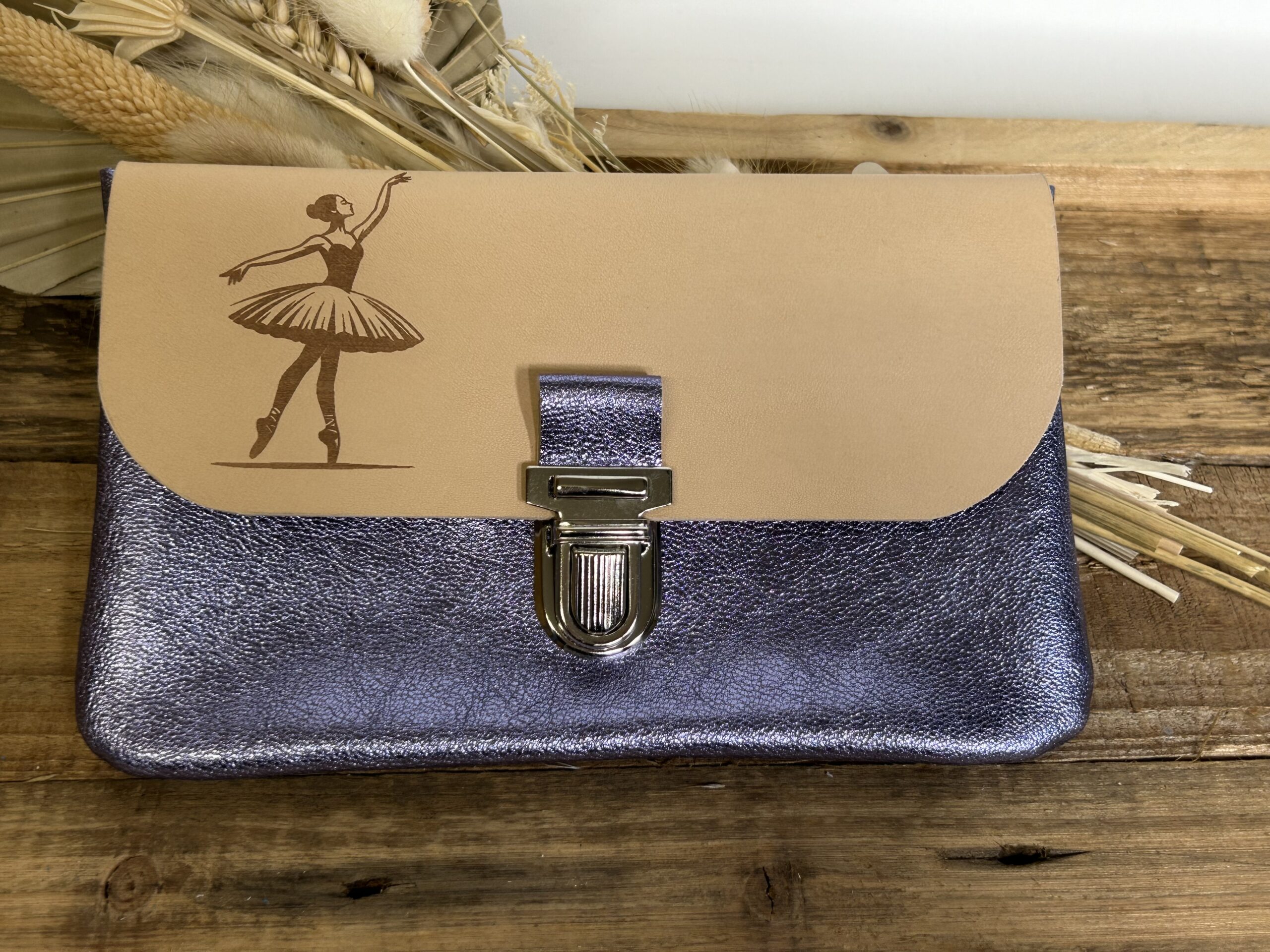 Pochette à papiers en cuir gravé danseuse