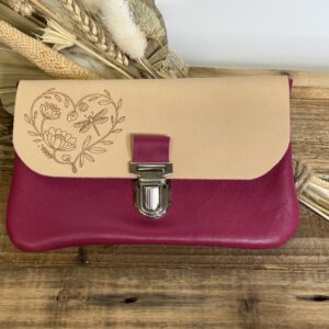 Pochette à papiers en cuir gravé libellule