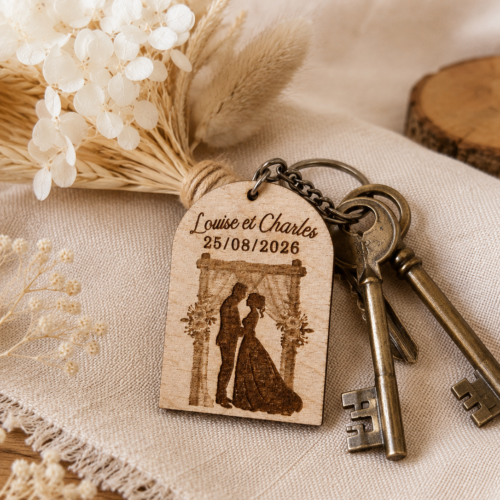 Porte-clés mariage personnalisé en bois de bouleau gravé avec prénoms, date et couple de mariés