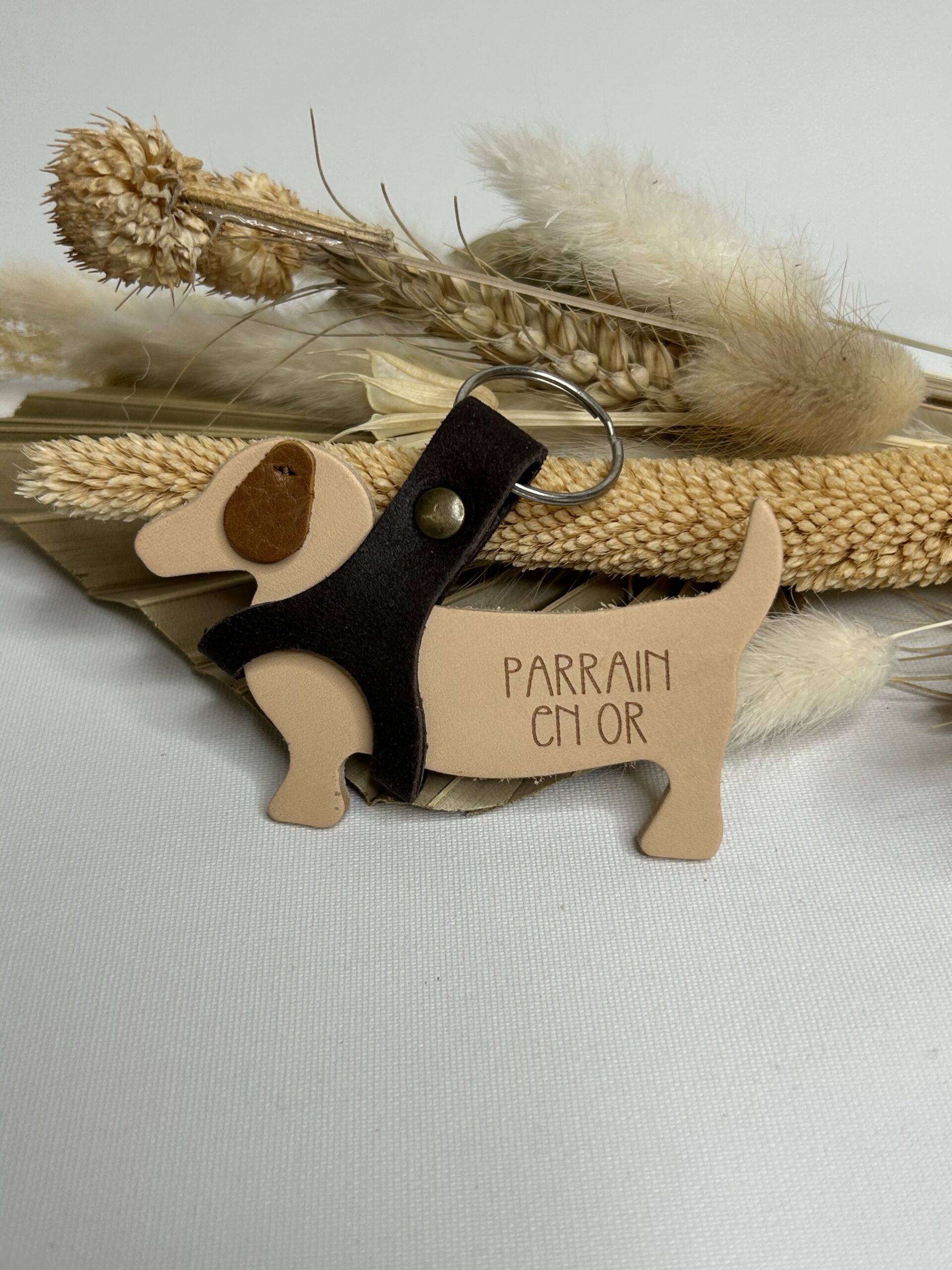 Porte clé Chien en cuir gravé Parrain