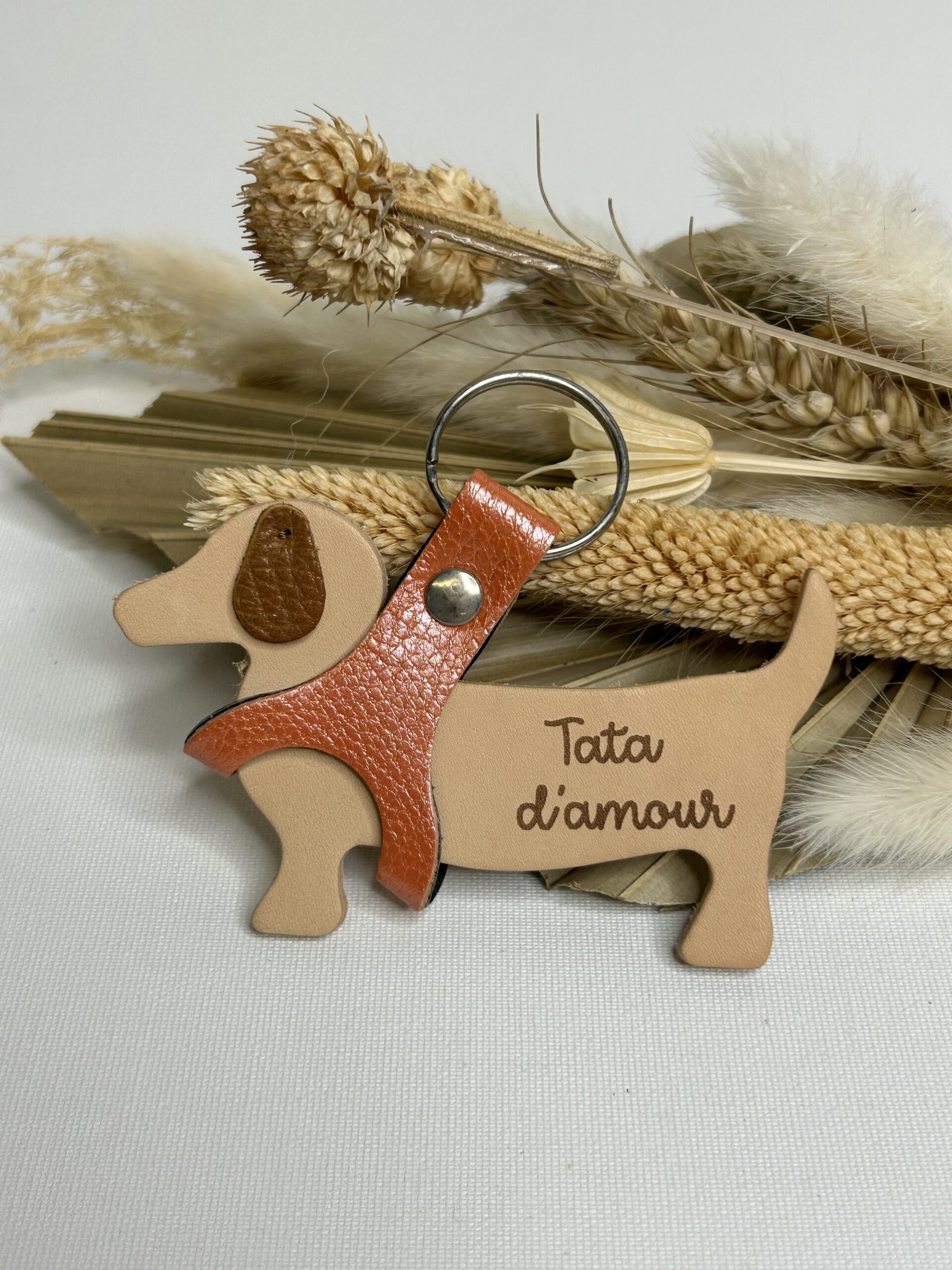 Porte clé Chien en cuir gravé Tata