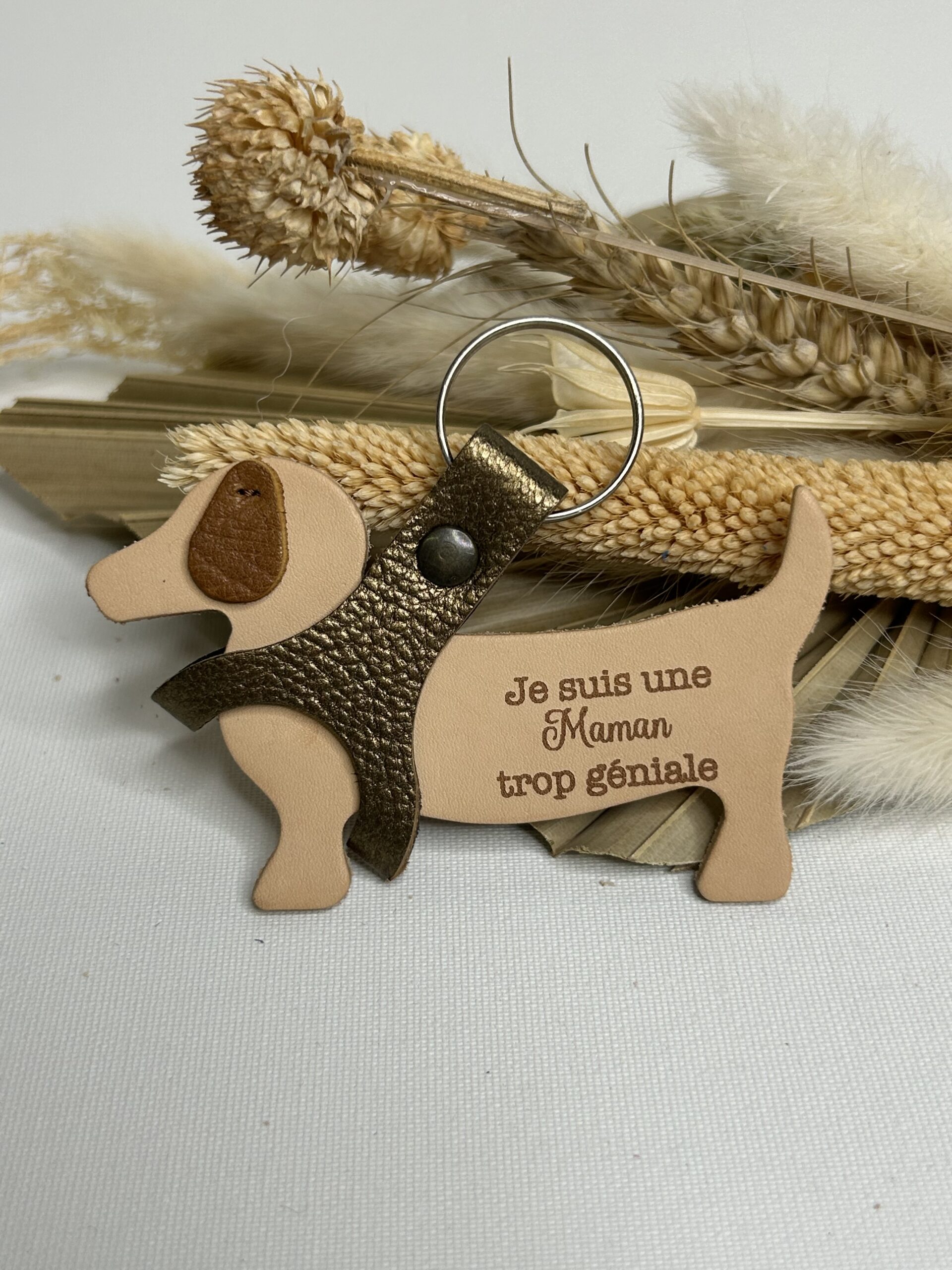 Porte clé Chien en cuir gravé Maman