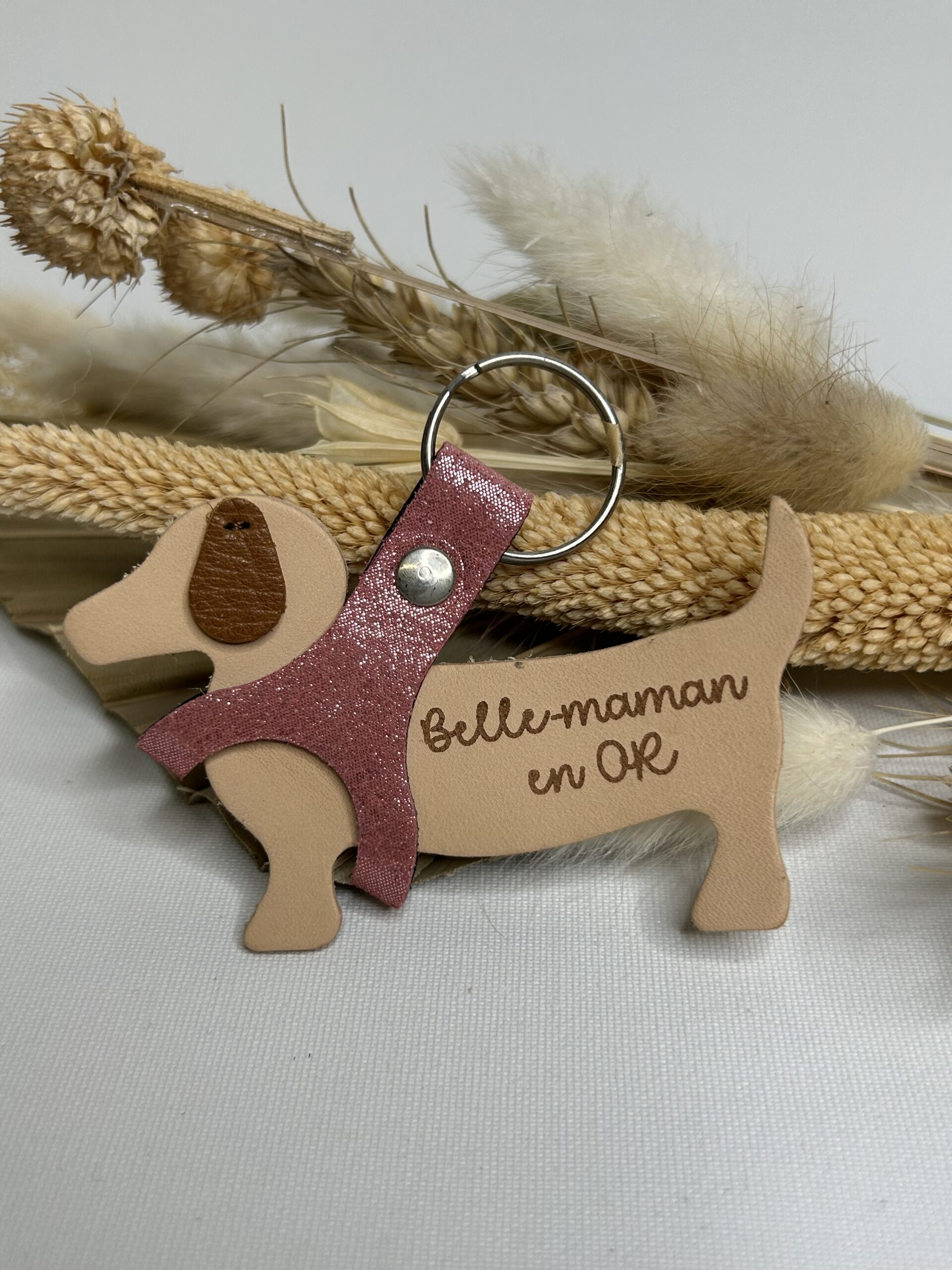 Porte clé Chien en cuir gravé Belle Maman