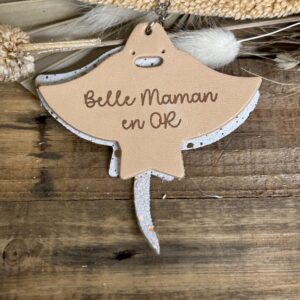 Porte clé Raie Manta en cuir gravé Belle maman
