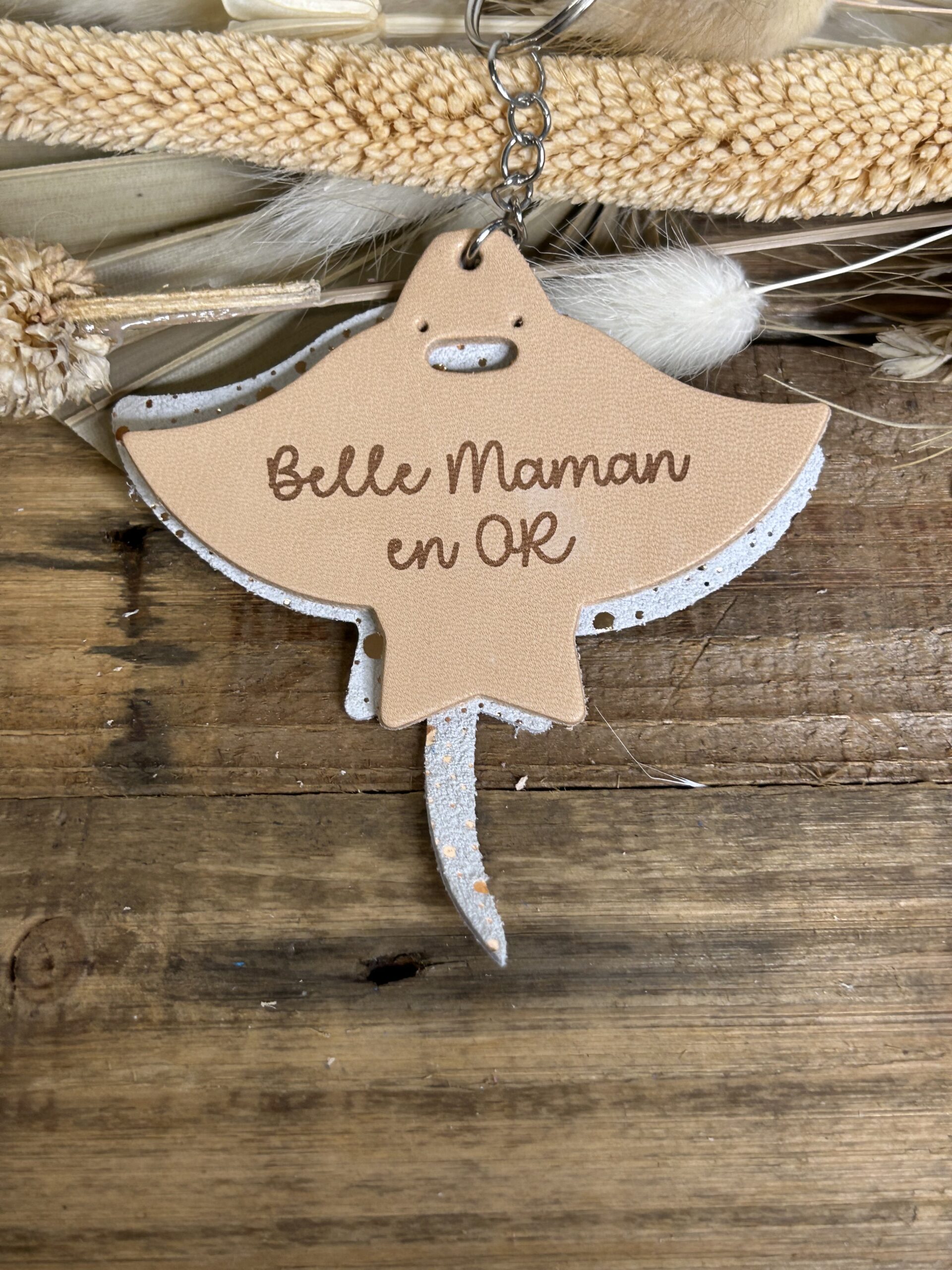 Porte clé Raie Manta en cuir gravé Belle maman