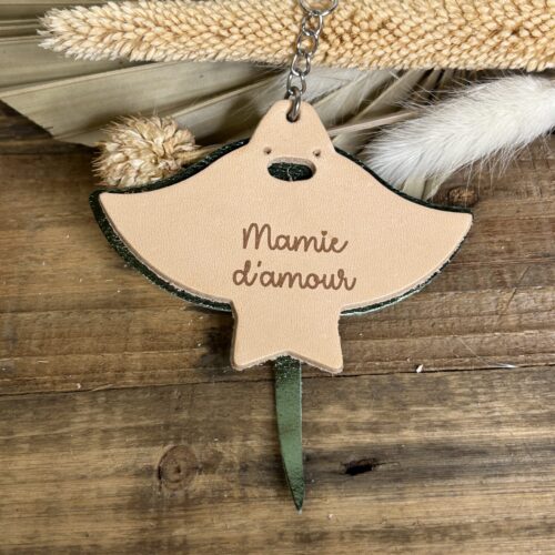 Porte clé Raie Manta en cuir gravé Mamie
