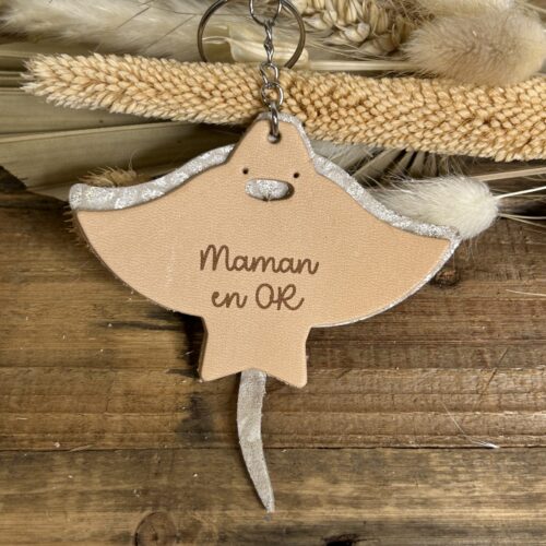 Porte clé Raie Manta en cuir gravé Maman