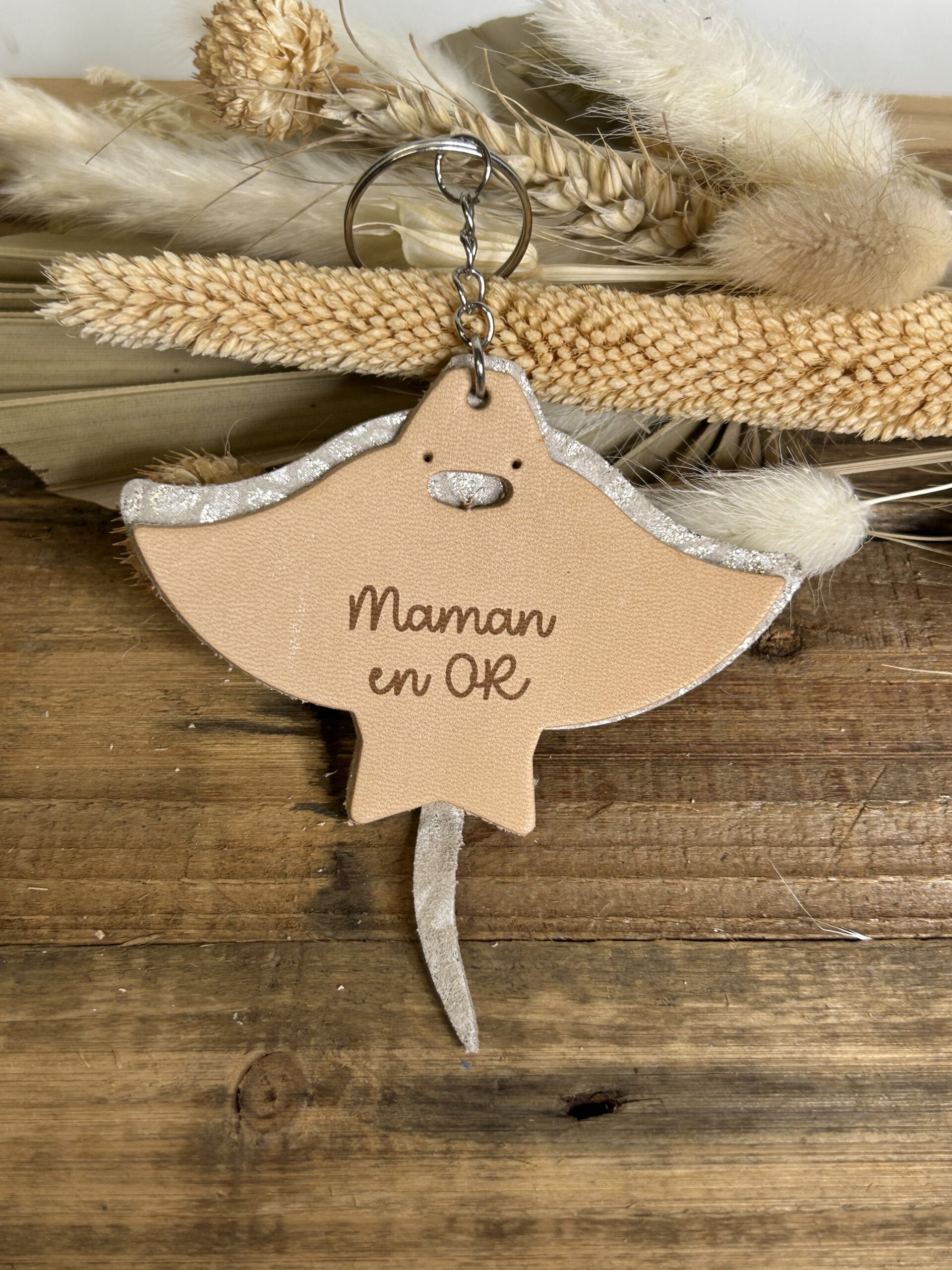 Porte clé Raie Manta en cuir gravé Maman