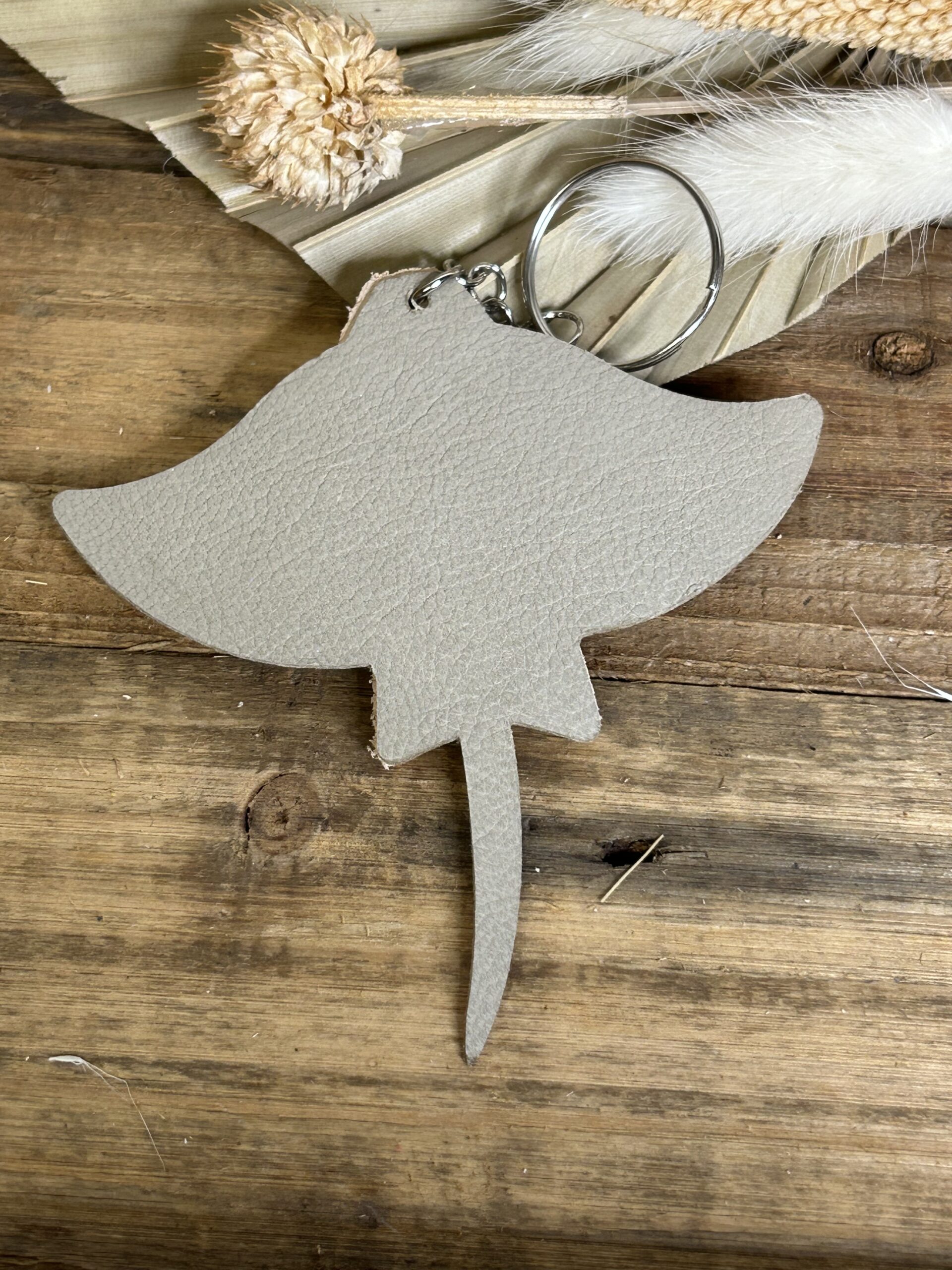 Porte clé Raie Manta en cuir gravé Tata – Image 5