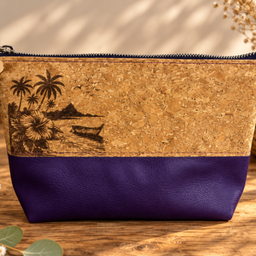 Trousse en cuir violet et liège gravé avec paysage tropical, palmiers, fleurs et bateau.